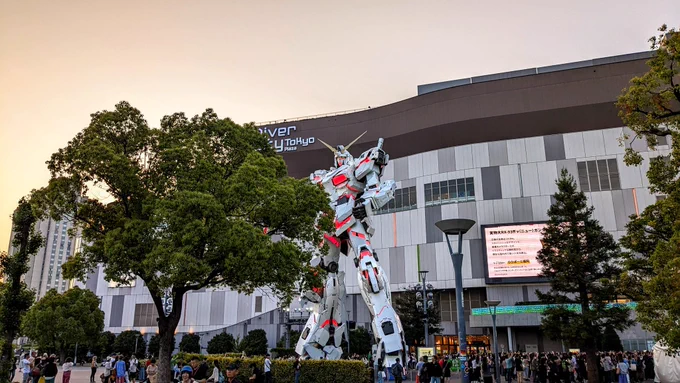 今日はクソ暑かったので外に出てアレグリアとガンダムのところまで自転車漕いで行ってました。屋外でバンド?みたいなのがステージやってました。平日でもそういう催し?あるのね。