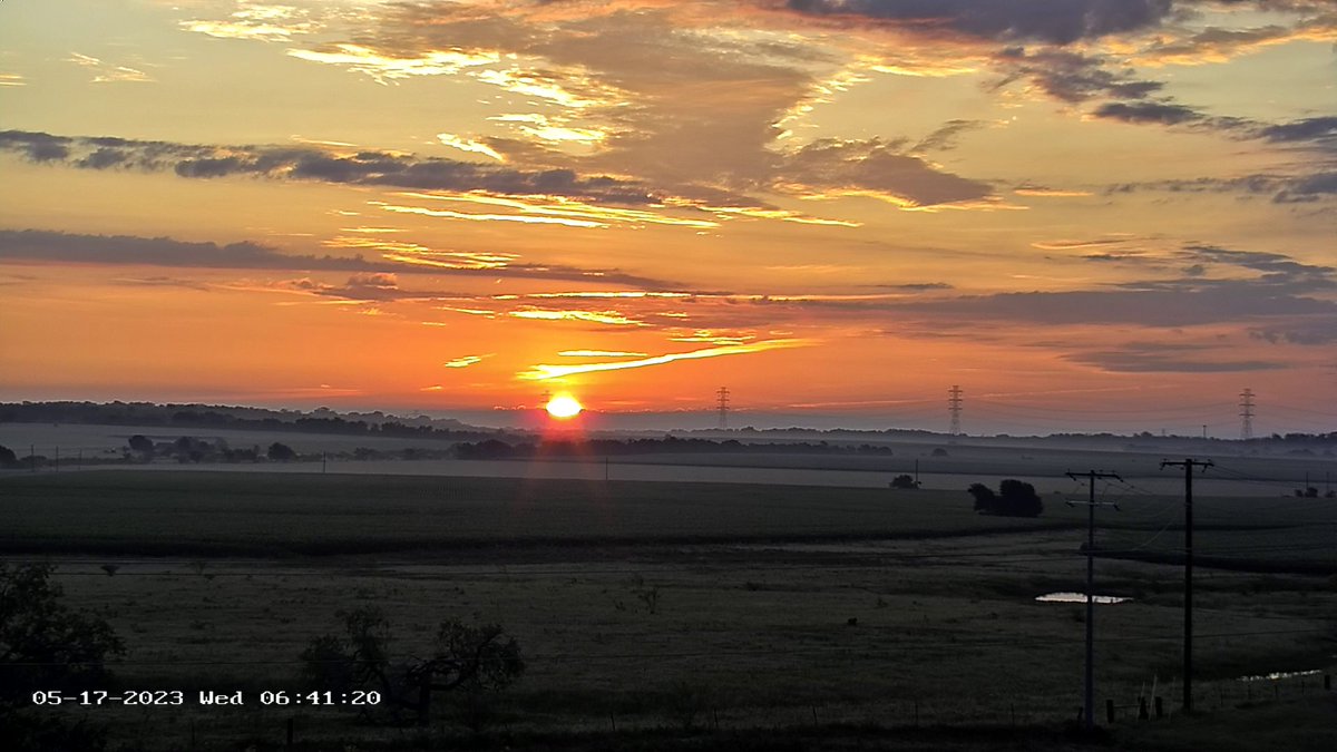 NWSSanAntonio's tweet photo. Good morning, South Central Texas! Beautiful sunrise out there this morning! For today, expect warm and dry conditions with partly cloudy to mostly sunny skies. #txwx https://t.co/rRp4pfmmXn