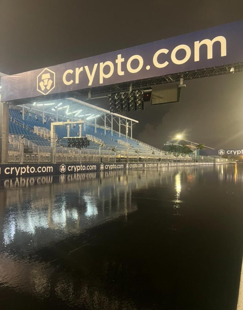 LaurentDupin_f1's tweet photo. Le circuit est partiellement inondé, paddock F2/F3 ainsi que zone télé sous l’eau. Parkings inaccessibles. Mais surtout personnels et moyens de secours mobilisés pour l’aide aux sinistrés à cause des inondations. Il aurait été indécent de les réquisitionner pour le GP https://t.co/pqYE9jm8gs