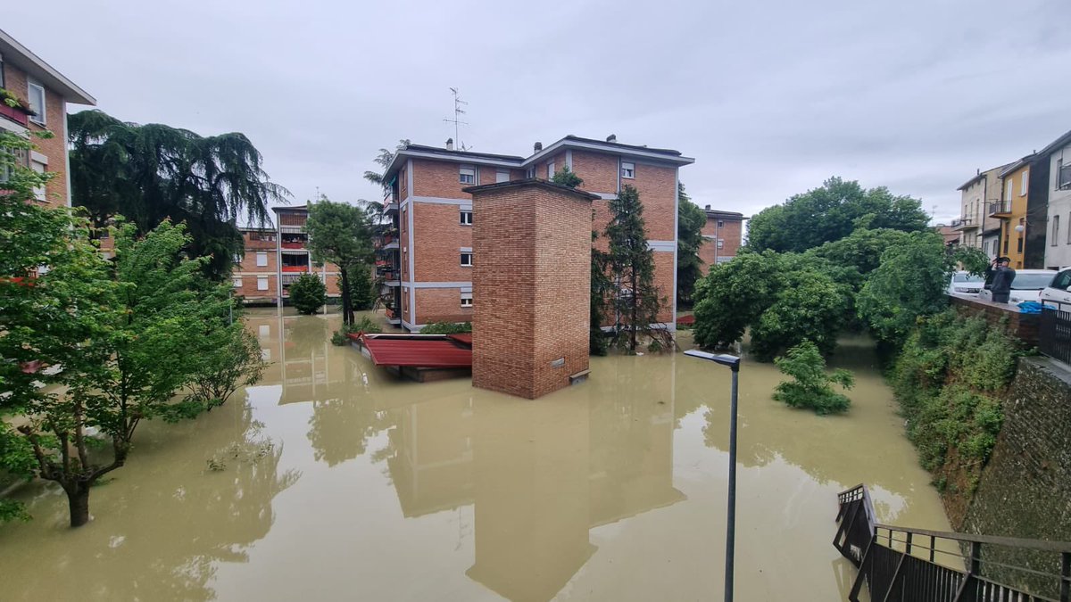 LaurentDupin_f1's tweet photo. Le circuit est partiellement inondé, paddock F2/F3 ainsi que zone télé sous l’eau. Parkings inaccessibles. Mais surtout personnels et moyens de secours mobilisés pour l’aide aux sinistrés à cause des inondations. Il aurait été indécent de les réquisitionner pour le GP https://t.co/pqYE9jm8gs