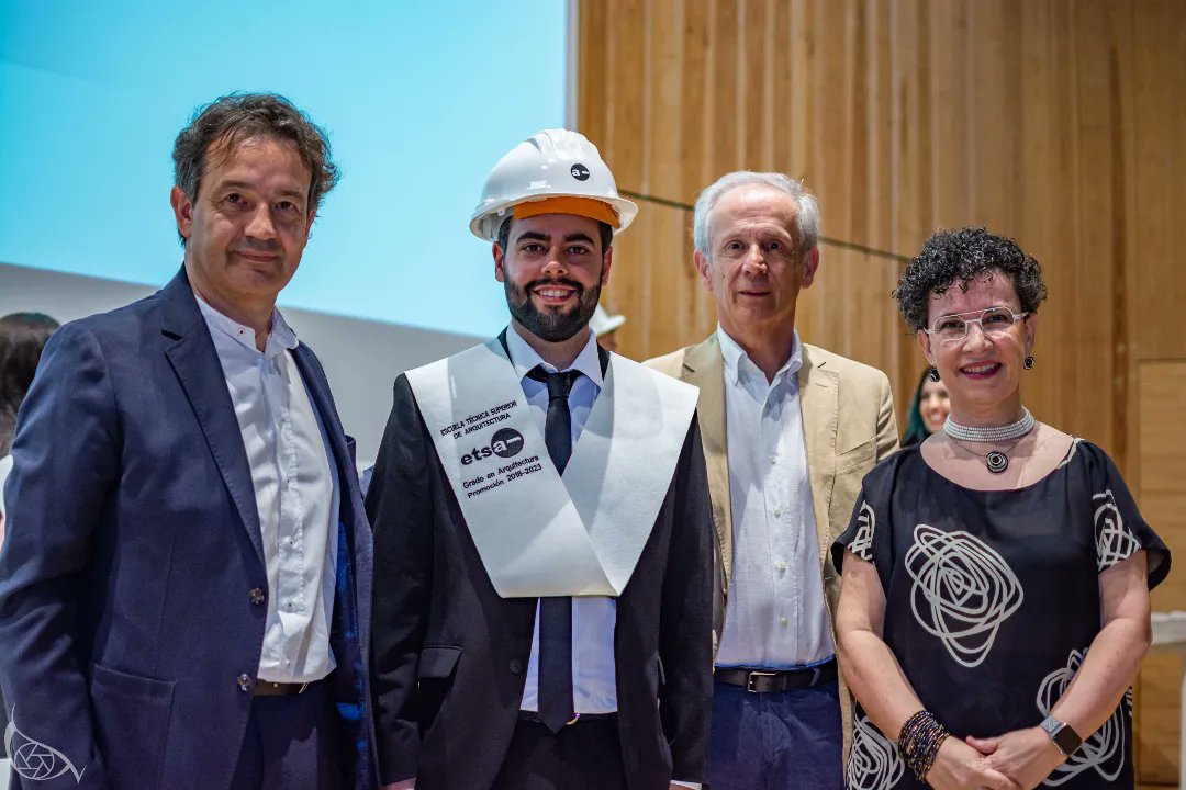 Monigotescom's tweet photo. Pues al fin me he graduado 😎 #Arquitectura #Graduacionarquitectura #etsag #granada #UGR https://t.co/GM6bCmsif8
