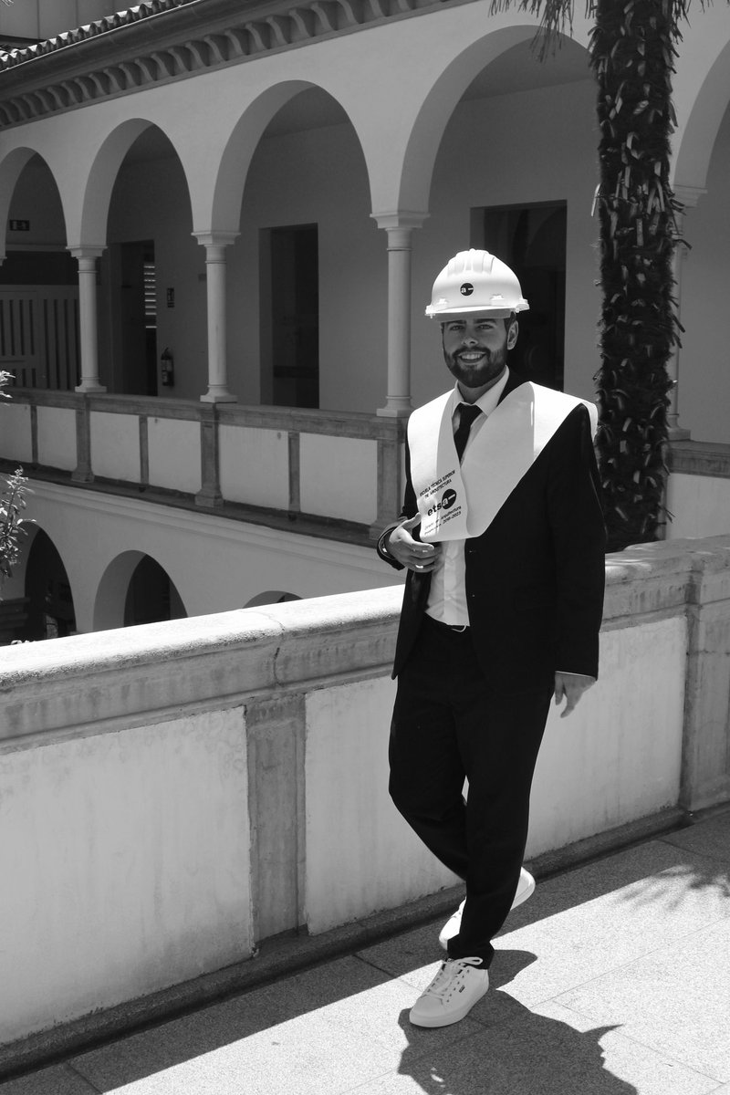 Monigotescom's tweet photo. Pues al fin me he graduado 😎 #Arquitectura #Graduacionarquitectura #etsag #granada #UGR https://t.co/GM6bCmsif8