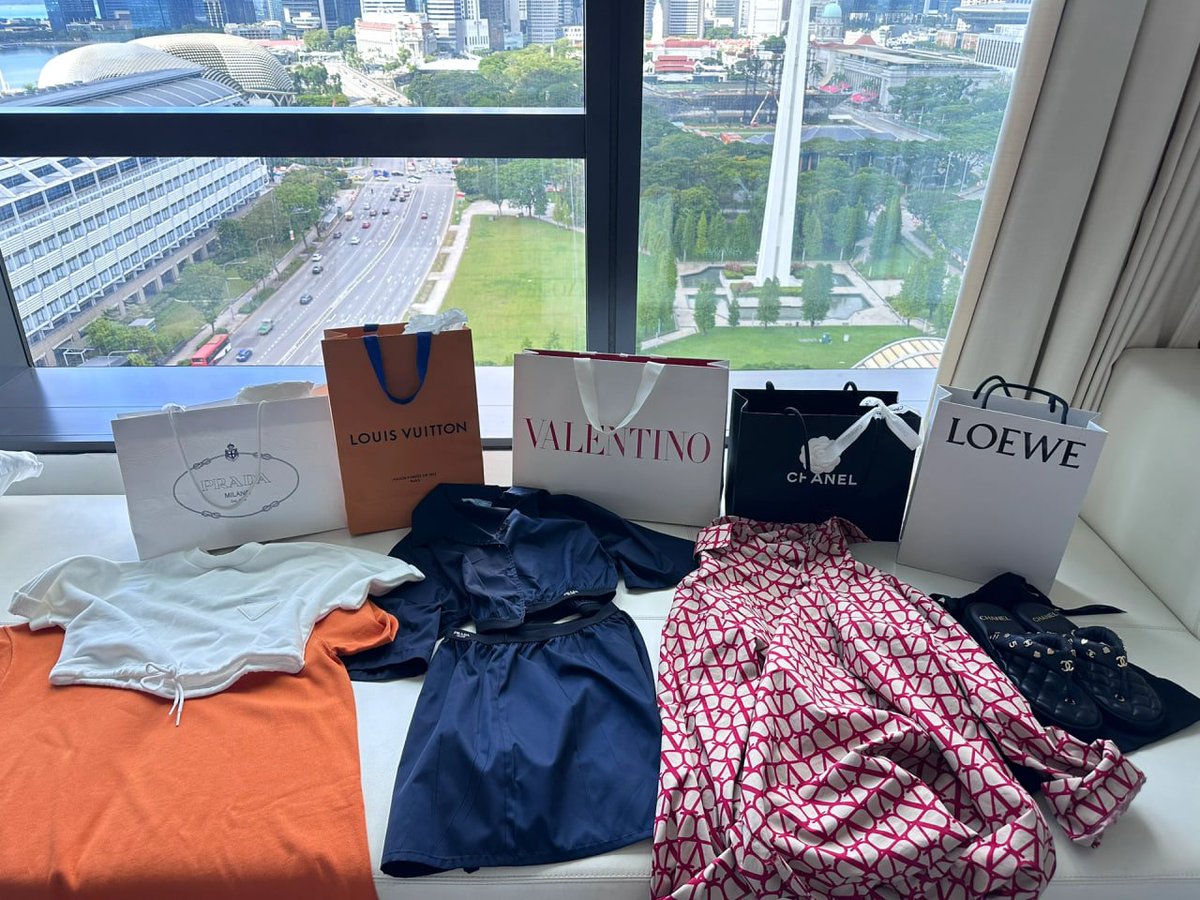 🥰😘 I went to the mall today after work with my friend 🥰 It was fun 😊 I love shopping and buying my favorite clothes 👚💕