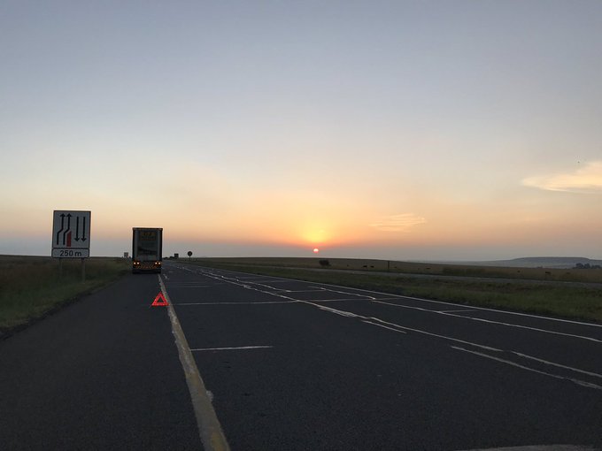 _ArriveAlive's tweet photo. To avoid those rear-end crashes into broken down vehicles - remember - The Emergency triangle MUST be placed more than 45m from the vehicle!! https://t.co/pcYekVnqft #ArriveAlive #EmergencyTriangle #K53 @MotusRoadSafety https://t.co/ES0rFkYPuZ