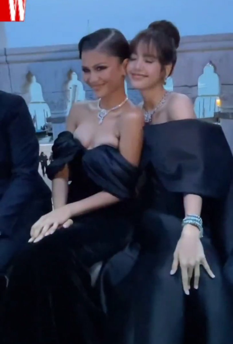 lalisahourIy's tweet photo. zendaya and lisa taking pictures together https://t.co/mhDvirC65f