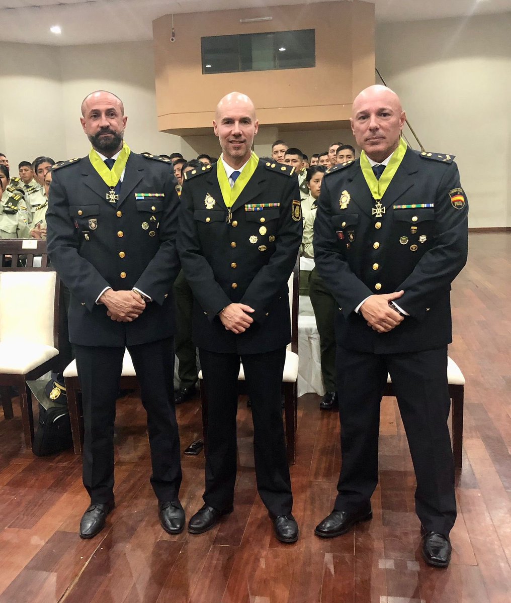 EmbajadaEspLPaz's tweet photo. En reconocimiento a su labor formativa, el agregado de Interior y dos policías nacionales 🇪🇸 recibieron la Cruz al Mérito del Instructor de la Academia Nacional de Policías 🇧🇴. Es la primera vez que se le entrega a policías extranjeros
@policia @interiorgob @MindeGobierno https://t.co/QZWH8pPXSn