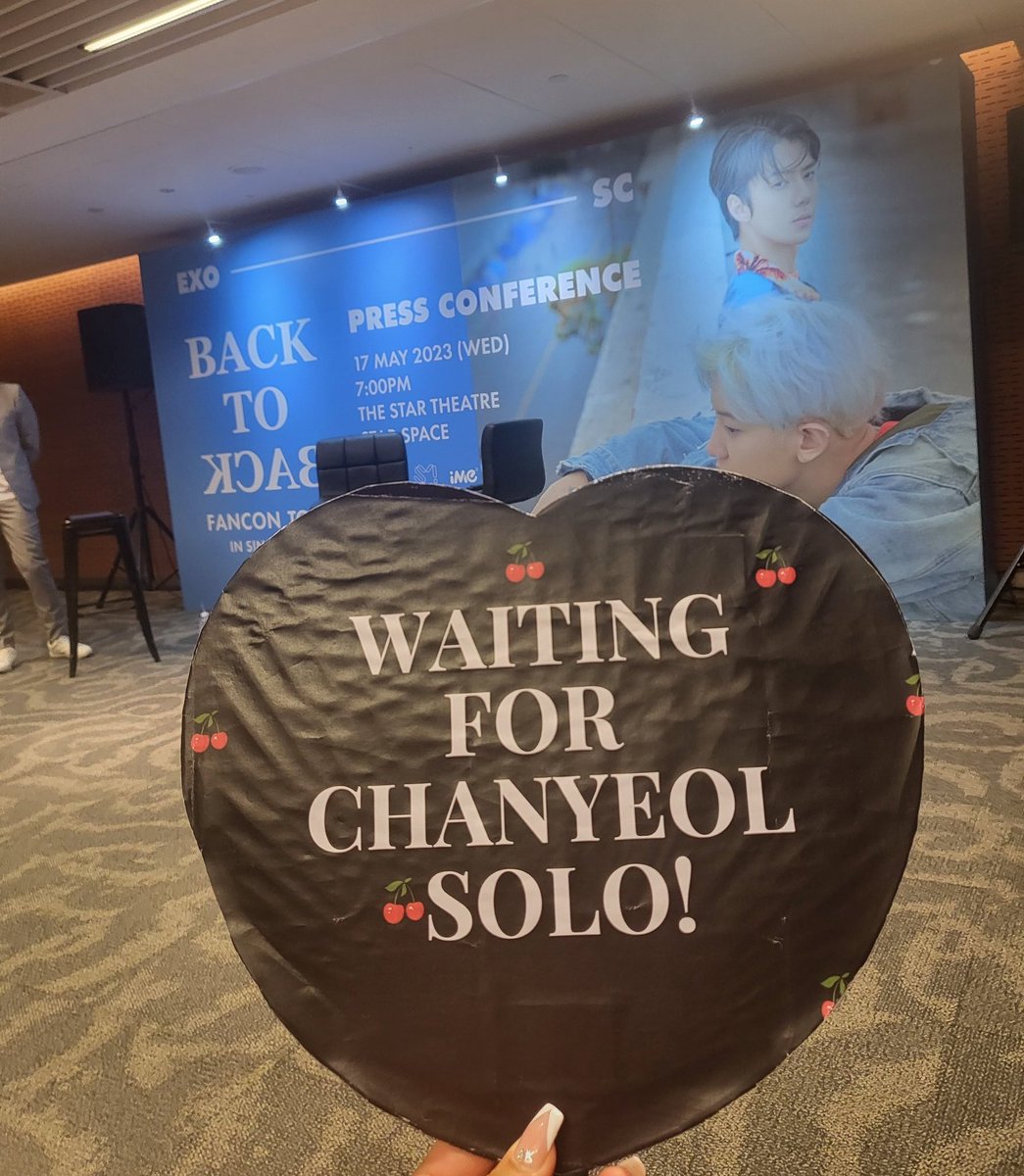 PCYPROMO's tweet photo. 051723

An EXOL for EXO_SC Press Conference SINGAPORE holding a fan:

"WAITING FOR CHANYEOL SOLO🍒"

Everyone is waiting 🙌
#EXOSCinSG #BACKTOBACK_IN_SG #EXOSC_BACKTOBACK_IN_SG #CloserToSeChan #SayItWithSeChan #CHANYEOL #SEHUN
©️BerryYeolmae https://t.co/VeGIlNBY99