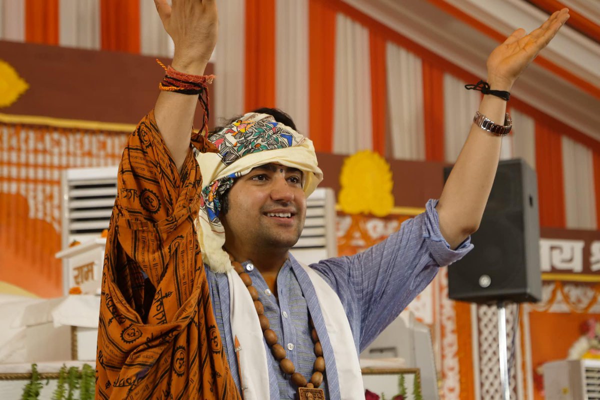 TheAbhishek_IND's tweet photo. अली-मौला वाले कथाकारों की दूकान बंद करवा देंगे धीरेंद्र कृष्ण शास्त्री..?

हमारे देश में कई बड़े कथाकार हुए उनमें से कुछ अली-मौला करके पैसा कमाने को ही धंधा बना लिए हैं धीरेंद्र कृष्ण शास्त्री ने सनातनियों को एकजुट कर के "हिन्दू राष्ट्र" का शंखनाद कर दिया है....

ये मात्र कथाकार नहीं "हिन्दू राष्ट्र" की नींव के पत्थर भी है...
