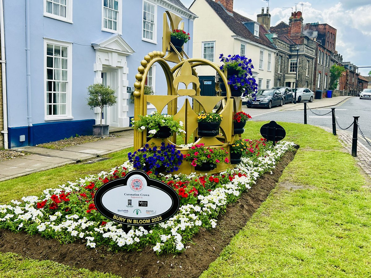 Bury in Bloom’s latest creation was unveiled this morning - a coronation crown for Crown Street! Congratulations to all involved! Find out more about the project at bit.ly/3MAURgz #BuryStEdmunds