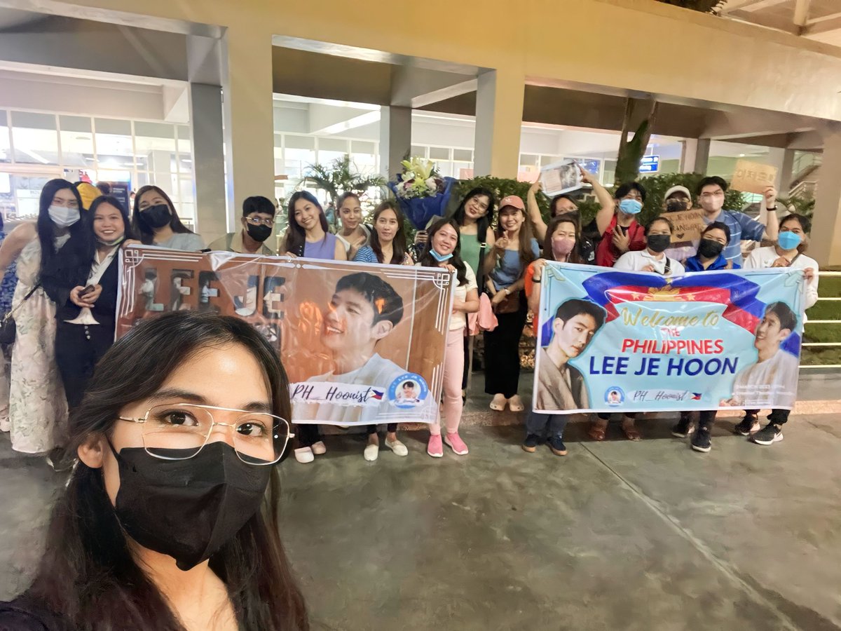 PHHoonist's tweet photo. The PH Hoonists, who waited eagerly &amp; patiently to gave Lee Je Hoon the warmest welcome upon his arrival in the Philippines. ❤️🇵🇭

Thank you so much 💗

#LeeJeHoonInManila 
[ 이제훈] Vlog in Manila 🇵🇭

🔗https://t.co/dpHvjhVQZq https://t.co/BTxdX8aZEk