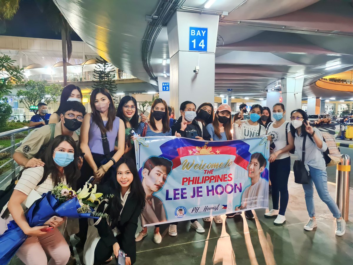 PHHoonist's tweet photo. The PH Hoonists, who waited eagerly &amp; patiently to gave Lee Je Hoon the warmest welcome upon his arrival in the Philippines. ❤️🇵🇭

Thank you so much 💗

#LeeJeHoonInManila 
[ 이제훈] Vlog in Manila 🇵🇭

🔗https://t.co/dpHvjhVQZq https://t.co/BTxdX8aZEk
