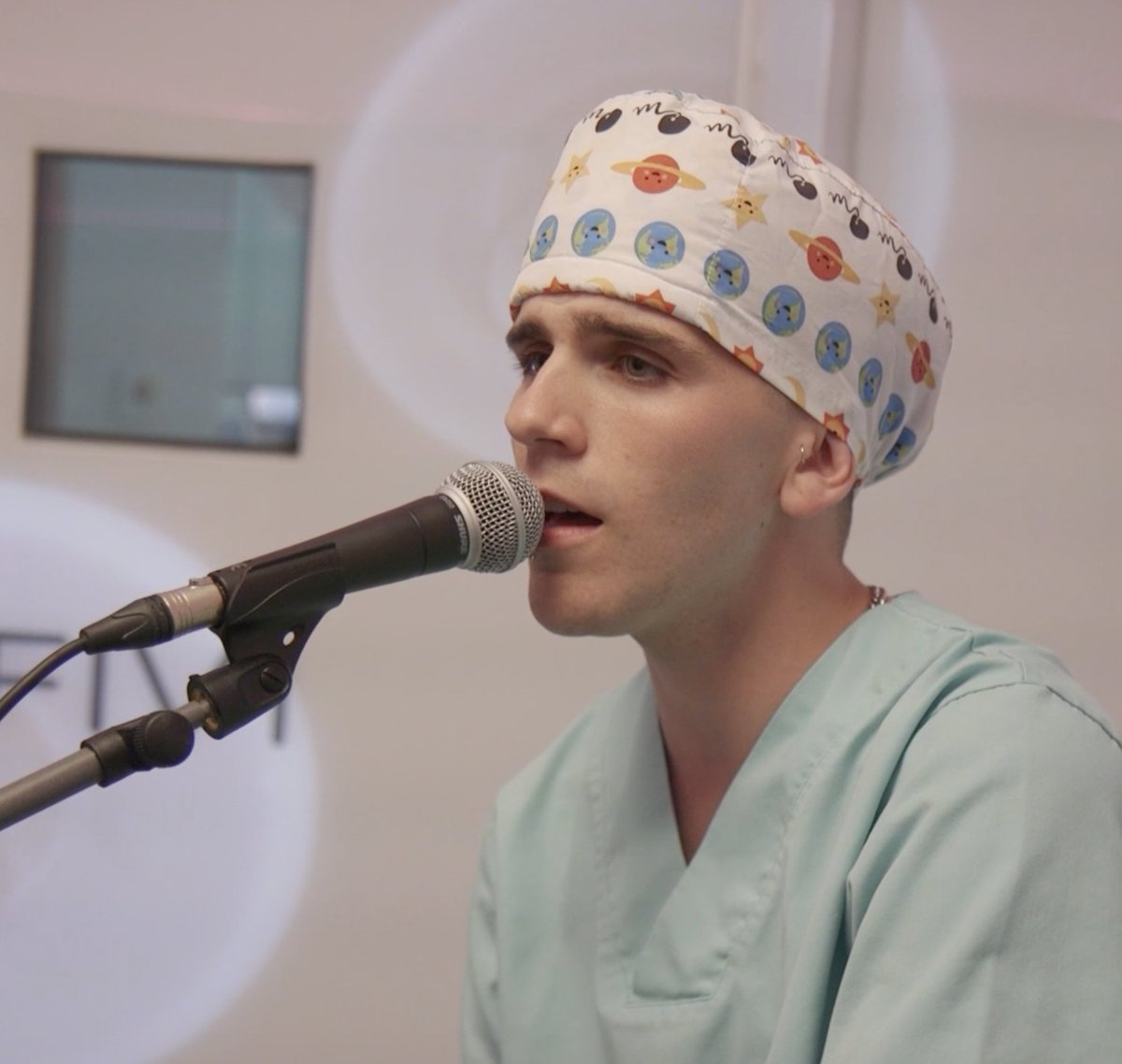 🏳️‍🌈#RainbowFertilityBcn  Le chanteur transgenre #HugoMarlo a chanté au laboratoire de fécondation in vitro de l’ #InstitutMarquès à l’occasion de la #Journéeinternationalecontrelhomophobie, la transphobie et la biphobie.
🏳️‍🌈 bit.ly/3Ih6ZRb