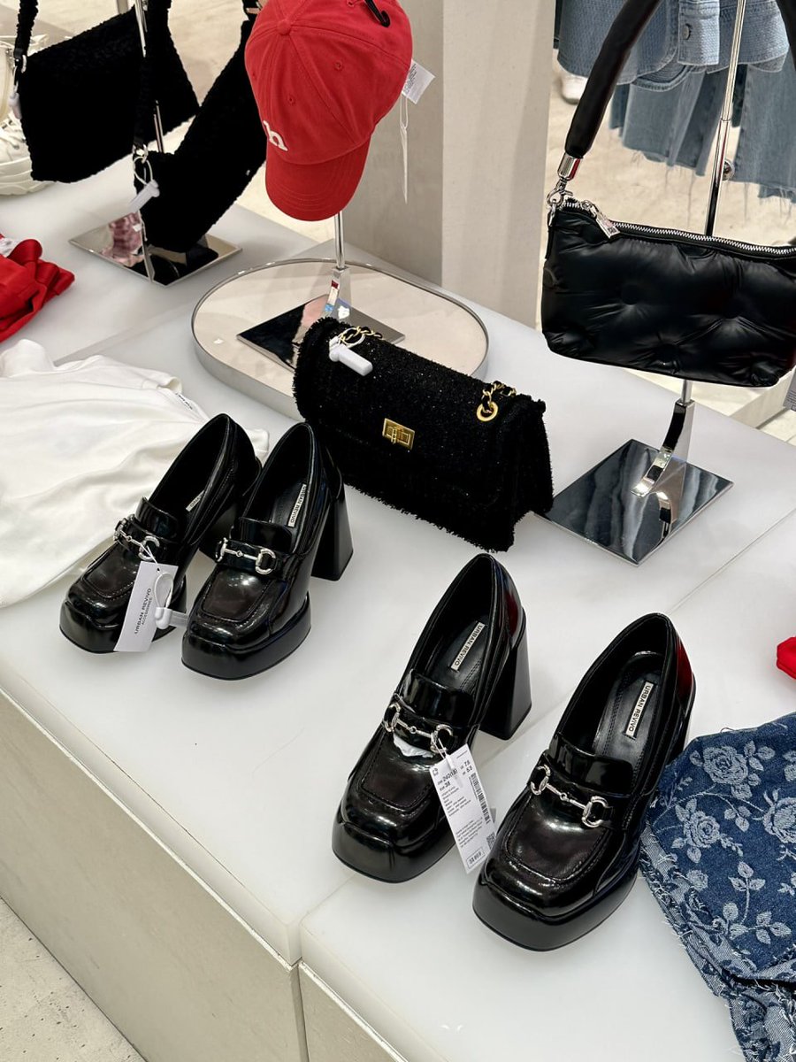 🥰😘 I went to the mall today after work with my friend 🥰 We had a great time 😊 I loved shopping and bought my favorite things 💕