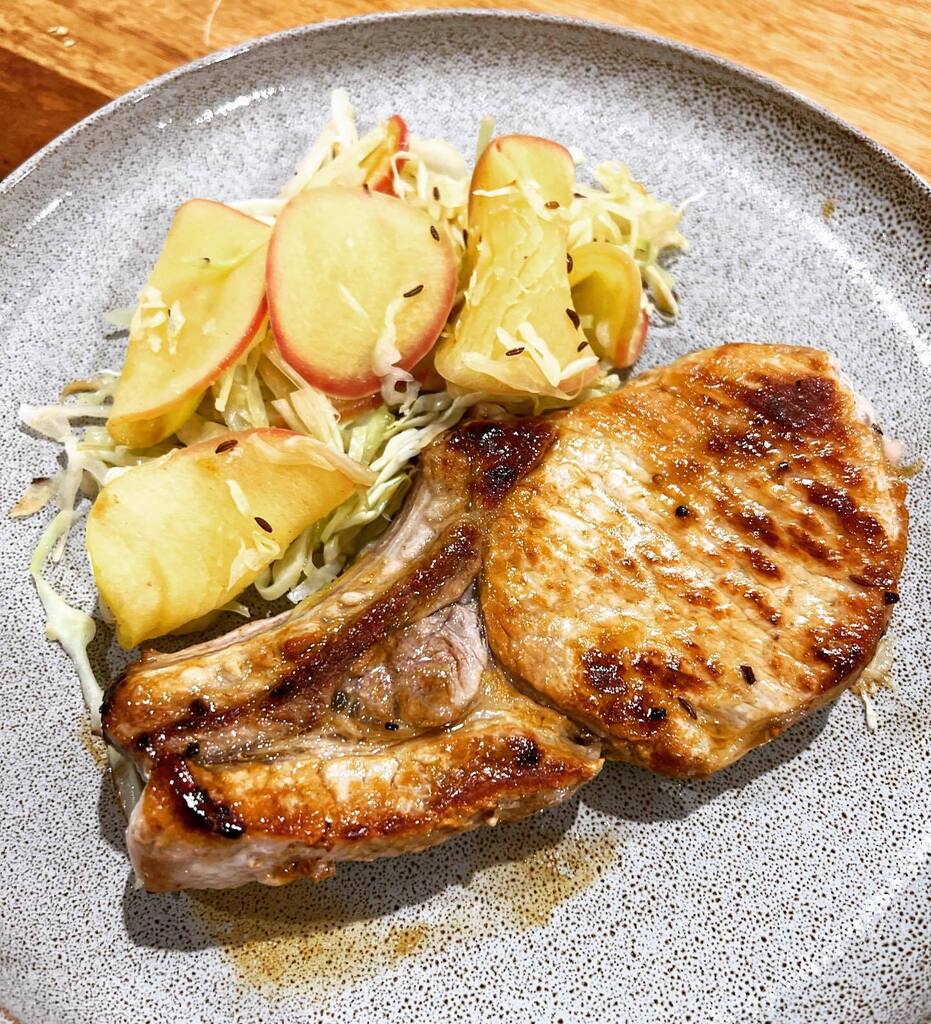 Pork loin with warm apple, caraway seed and cabbage salad. One pan, healthy and really quick when you’re time poor!
.
.
#porkloin #cabbage #apple #pinkladyapples #carawayseeds #homecooking #weeknightdinner #foodim #foodphotography #dinnerinspo #onepanmeal instagr.am/p/CsV2UI8PG1D/