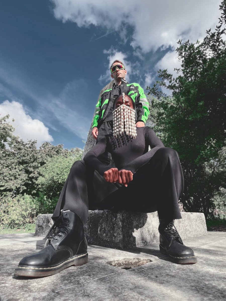 The debut Kass Kass Rizer EP has landed 👽👽

Following the release of their first single, Roukasskass, this project marks the start of the Kass Kass Rizer invasion 🛸🛸

📸: @khulnechi 

#KassKassRizer #LandingEP #coupedecale