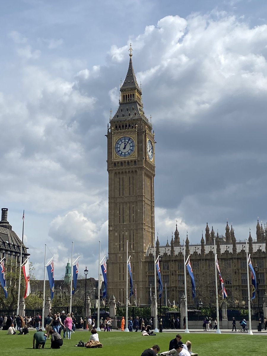 kneedoclond's tweet photo. Hmmmmmm
“Big Ben” currently running 4 minutes late……
Er, nope, my bad…. It’s just stopped.
1st time for everything, I guess.
#London
#IconCities
#BASK2023
#orthotwitter https://t.co/pQZTLHCJnl