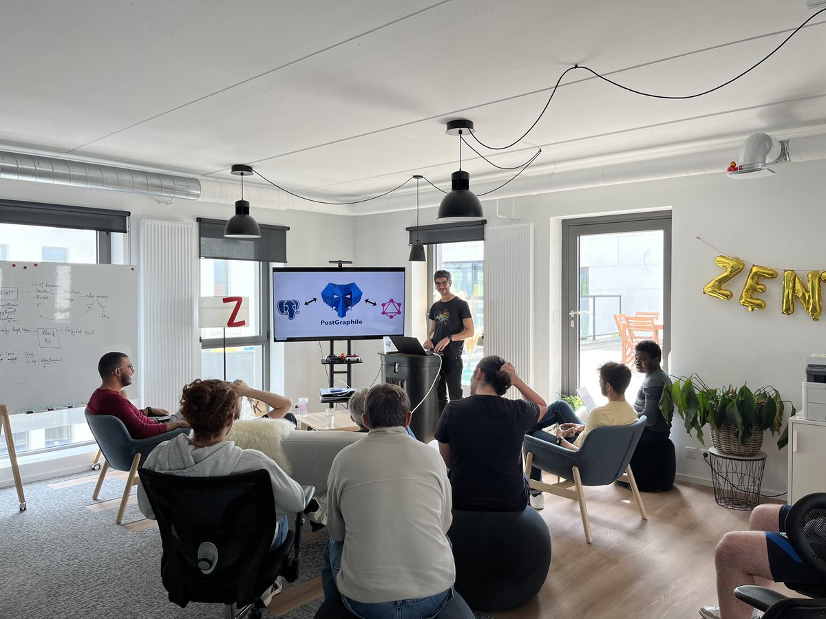 Ce midi, <a href="/AurelienSylvan/">Aurélien Sylvan</a> nous présente <a href="/GraphileHQ/">Graphile HQ 🔮</a> lors de notre session de partage !😃 #PostgreSQL #GraphQL #veilleTechno