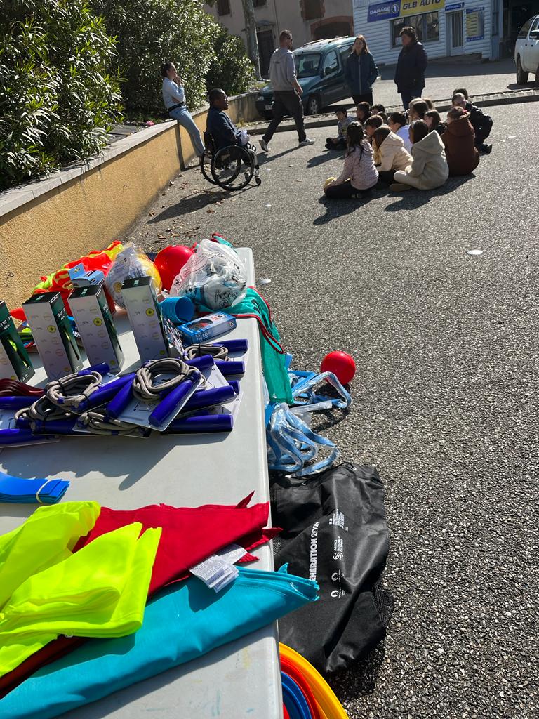 USEPgers's tweet photo. Une belle matinée #Génération2024 pour l'école de #Saramon @LeGers32 :
- Intervention @USEPgers #parasports
- Rencontre avec @CedricNankin, champion #RugbyFauteuil 🧑🦽🏉
- Remise du kit 30' APQ.
En route vers @Paris2024 ! 💪
@usepnationale @CrusepO @G24Toulouse @dsden_32 https://t.co/lSysWkQ3by