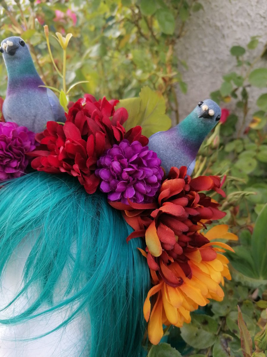 GSTQBijoux's tweet photo. En pleine préparation de conventions, ça va être une première pour moi ✨ du coup je m'éclate à faire des couronnes de fleurs , est-ce que ça vous plairait d'en voir aussi sur la boutique ? https://t.co/1AGSYFilVC