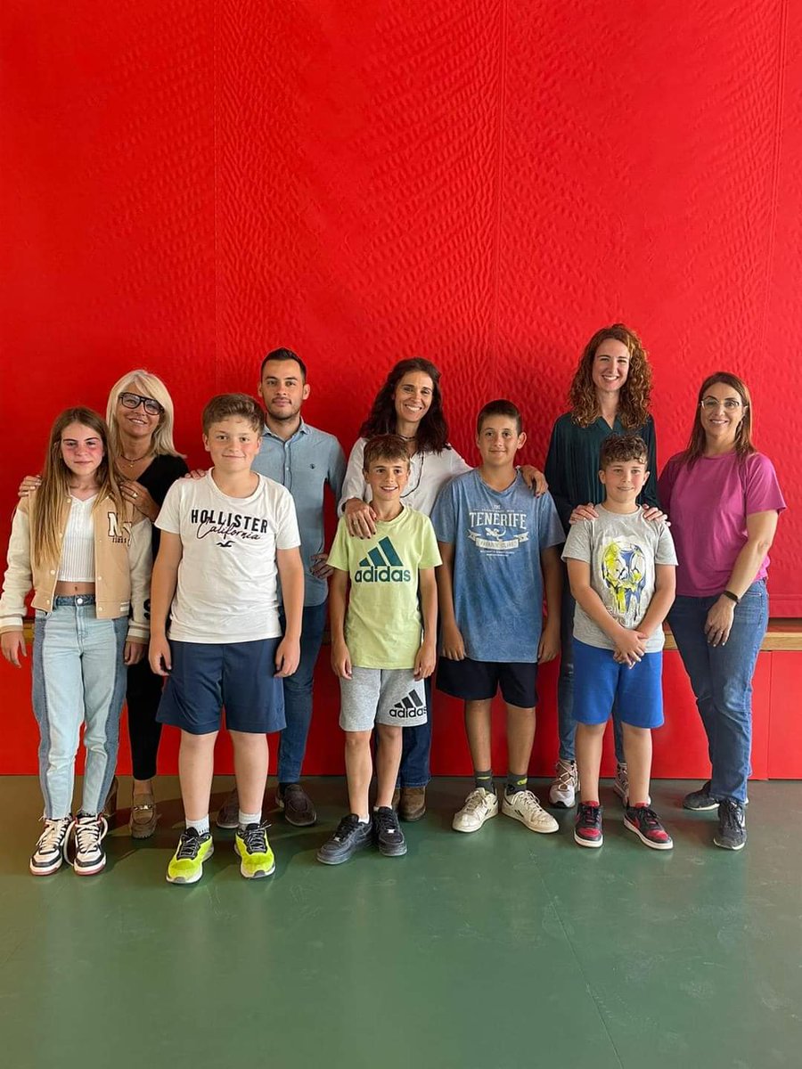 club_elements_'s tweet photo. 😍Avui hem concedit a l'escola @escventuragassol més beques per als nostres campaments d'estiu! 

☀️I tot, com sempre, gràcies a les #BecasCarburos de la mà dels nostres companys de viatge @Carburos 💙

I ara, a seguir amb el tour de les #BecasCarburos! https://t.co/VUP1IHGyAN