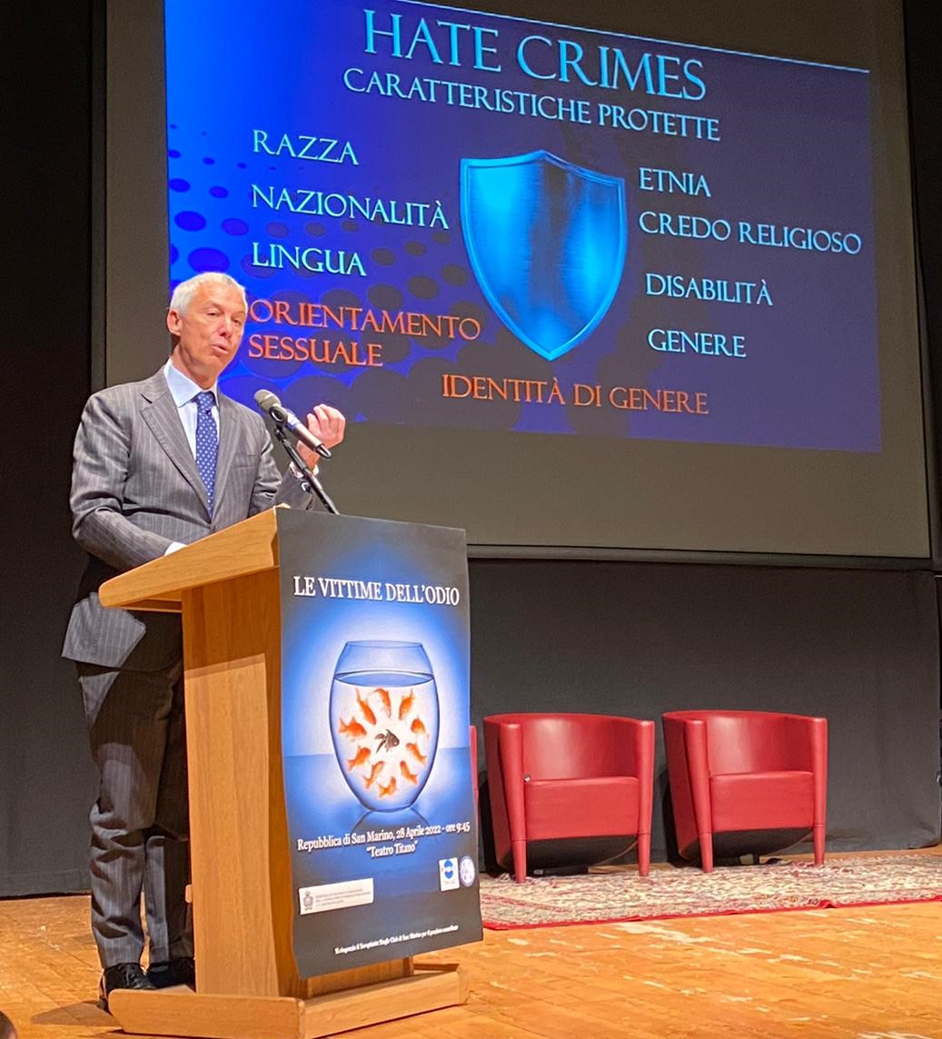 poliziadistato's tweet photo. #17maggio giornata internazionale contro l'omofobia, la bifobia e la transfobia. La #PoliziadiStato è impegnata, anche tramite l'#Oscad, a prevenire e contrastare i reati d'odio e fornisce supporto alle  vittime di questi crimini. Leggi qui:
https://t.co/oDR8qJb0U6
#essercisempre https://t.co/RjzdHgtnbj