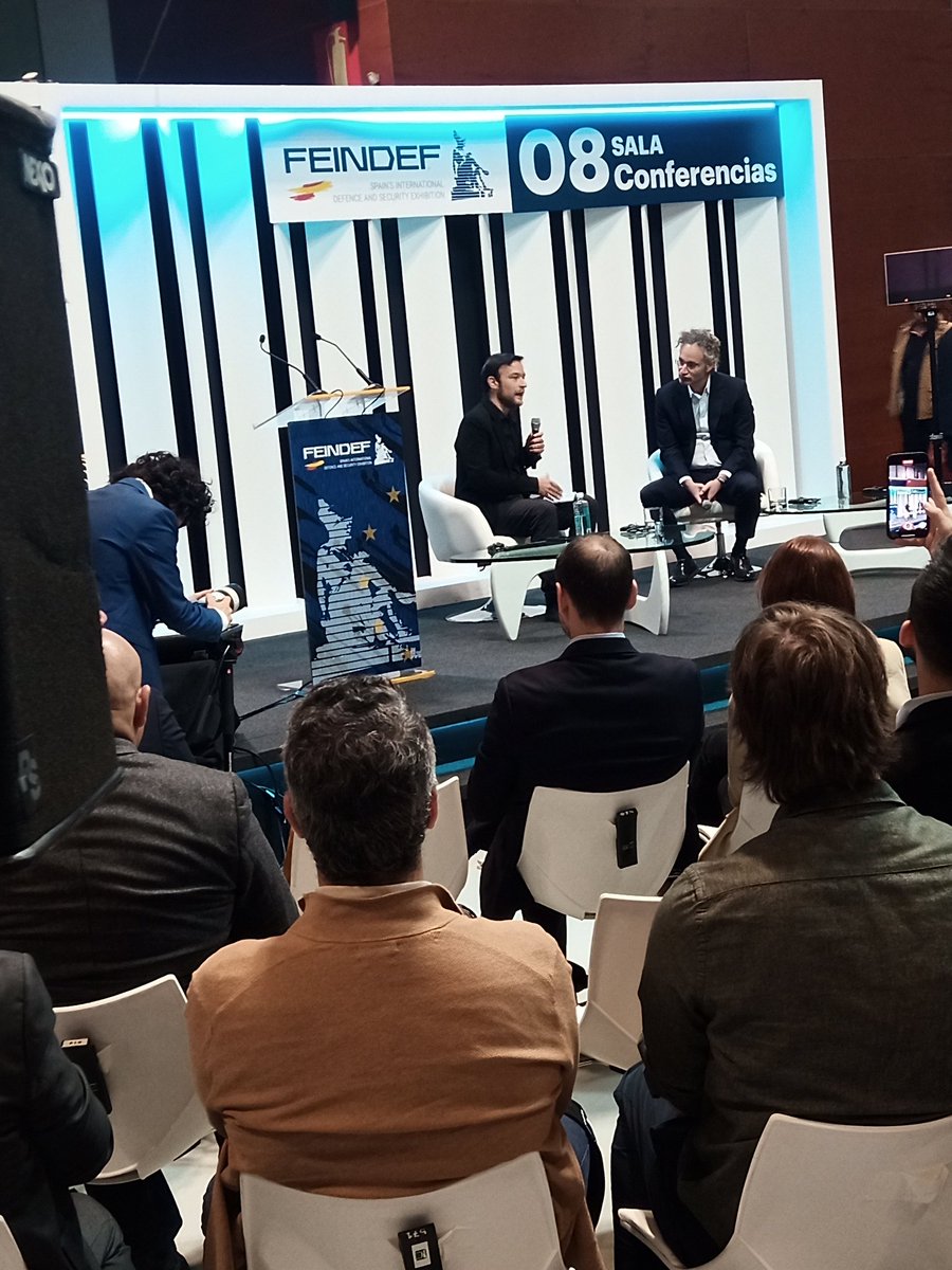 Al bueno de <a href="/kikeandres/">Kike Andrés Pretel</a> le ha tocado presentar al CEO de la empresa más disruptiva del sector. Me pregunto si la gente sabe a quién tiene delante.