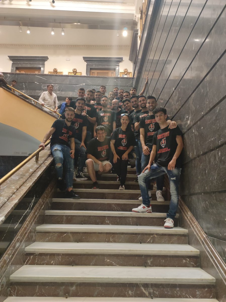 Redblacks13's tweet photo. Ahir Redblacks vam ser presents a l'ajuntament de @reus_cat en la celebració del tan merescut ascens del @ReusFCR a 3a RFEF!!!
#JaSomDe #3aRFEF @semprereus1909 #GradaDAnimació #NosaltresSom #ElNumero12 #ACasa #AFora #OnSigui #PeroSempre #AlVostreCostat
💪🔴⚫🔵⚪🧑🏻⚽️🥅 https://t.co/Tvn5O9ULpV