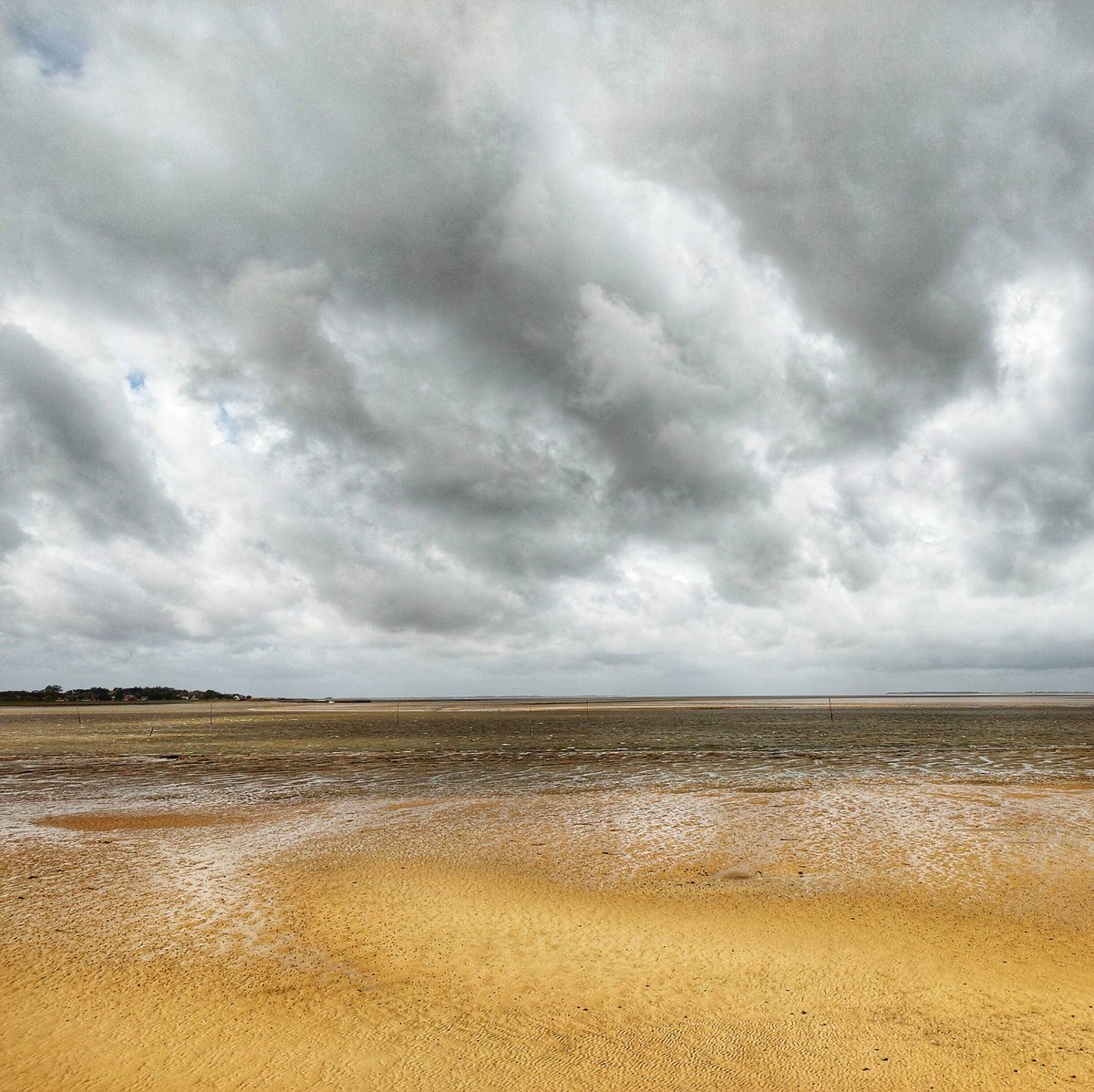 Ebbe vor #Wittduen // #Amrum #nordsee #light #clouds #peace #reiselust #travel #outdoor #nature #travelgram #landscape #landscapephotography #reiselust  #borntotravel  #welltraveled #holiday #mood #sky #view #nexttrip #storm #strand #mood #beach #shore #bw #golden