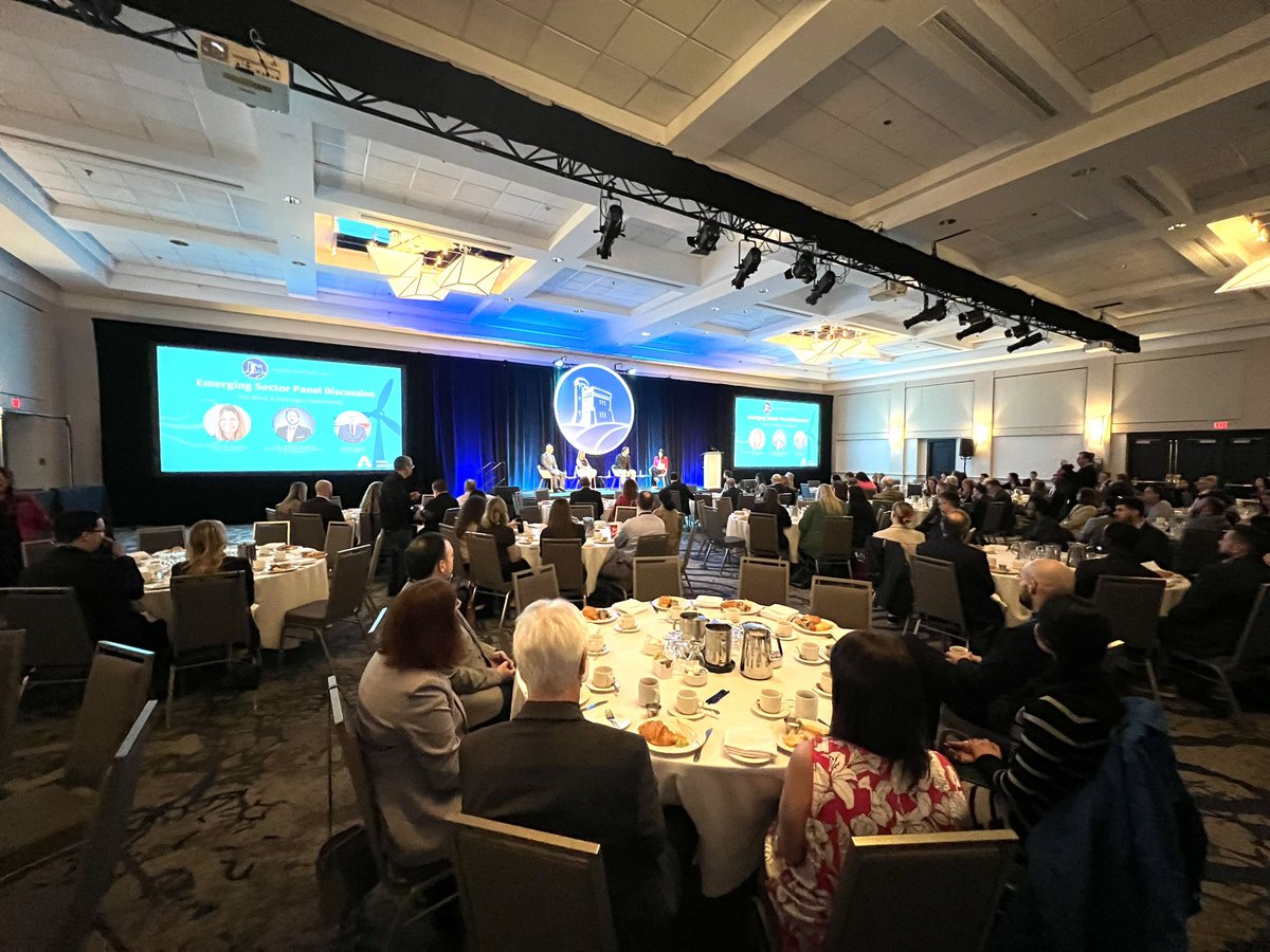 ⭐️👏Good Morning!! A full house for Day 2 of @stjohnsbot Business Bootcamp - starting with our Emerging Sector Panel on the Wind/Hydrogen opportunity. Thank you to Charlene <a href="/WeAreEnergyNL/">Energy NL</a>, Min. Parsons @IET_GovNL, &amp; Kieran @econextNL for the discussion.
