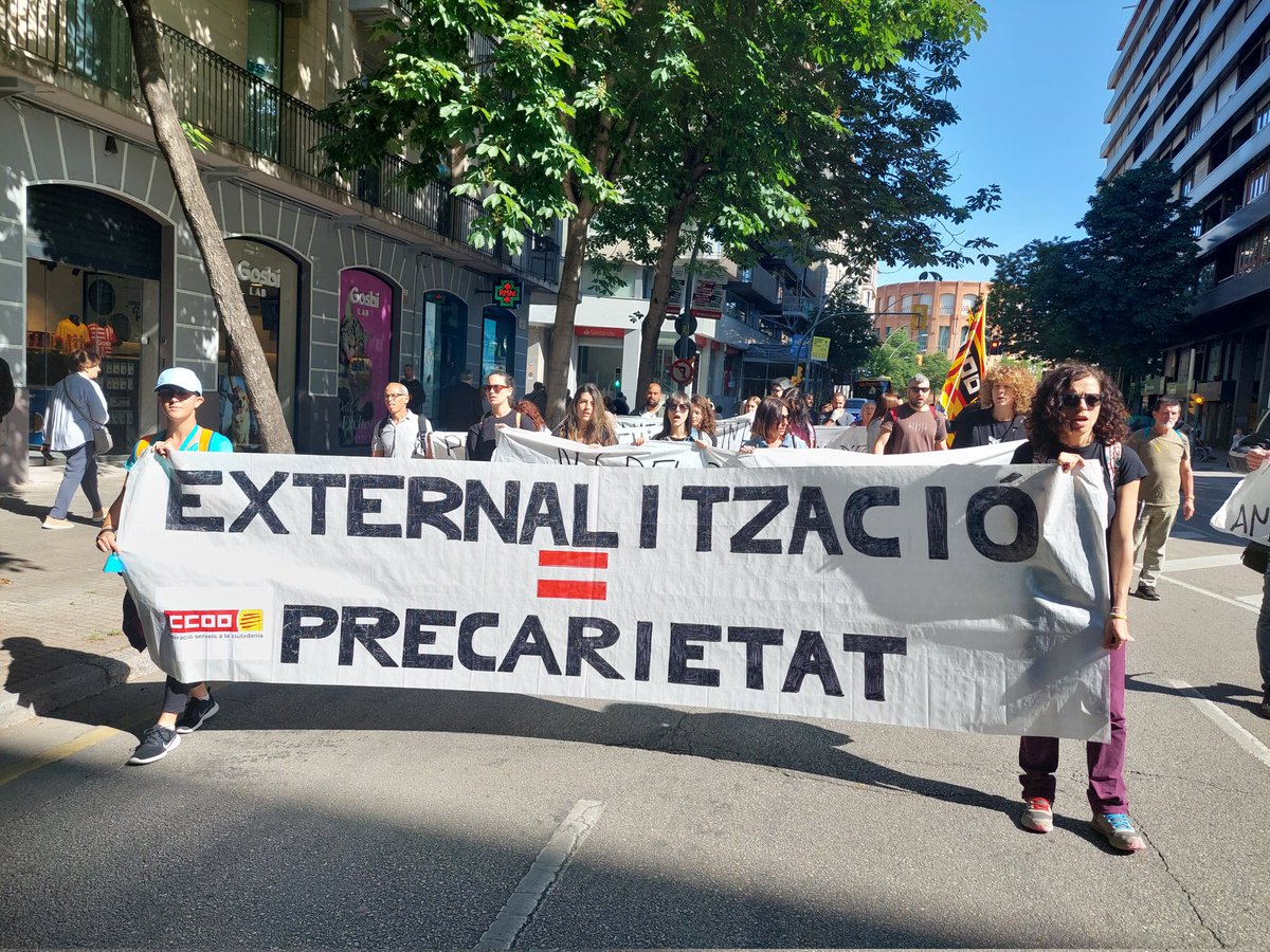 ccoogirona's tweet photo. Avui les treballadores del tercer sector s'han manifestat pels carrers de Girona reclamant un conveni d'acció social digne. Demanda que fan arribar a una patronal reaccionària i a una administració còmplice. Són treballadores essencials. @ccoogirona
 @ccoo_fsc_cat @ccoocatalunya https://t.co/eaHbAat72O