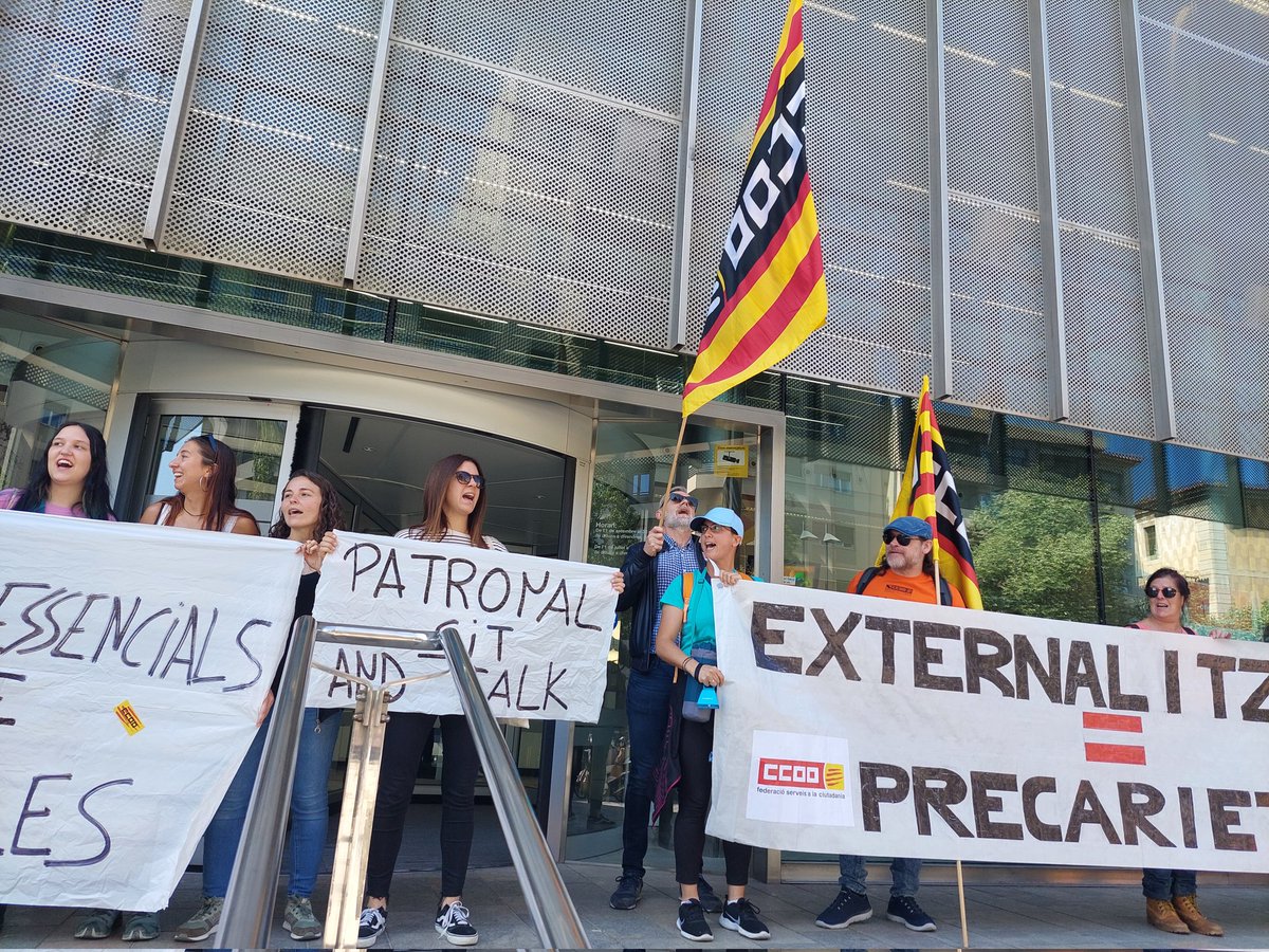 ccoogirona's tweet photo. Avui les treballadores del tercer sector s'han manifestat pels carrers de Girona reclamant un conveni d'acció social digne. Demanda que fan arribar a una patronal reaccionària i a una administració còmplice. Són treballadores essencials. @ccoogirona
 @ccoo_fsc_cat @ccoocatalunya https://t.co/eaHbAat72O