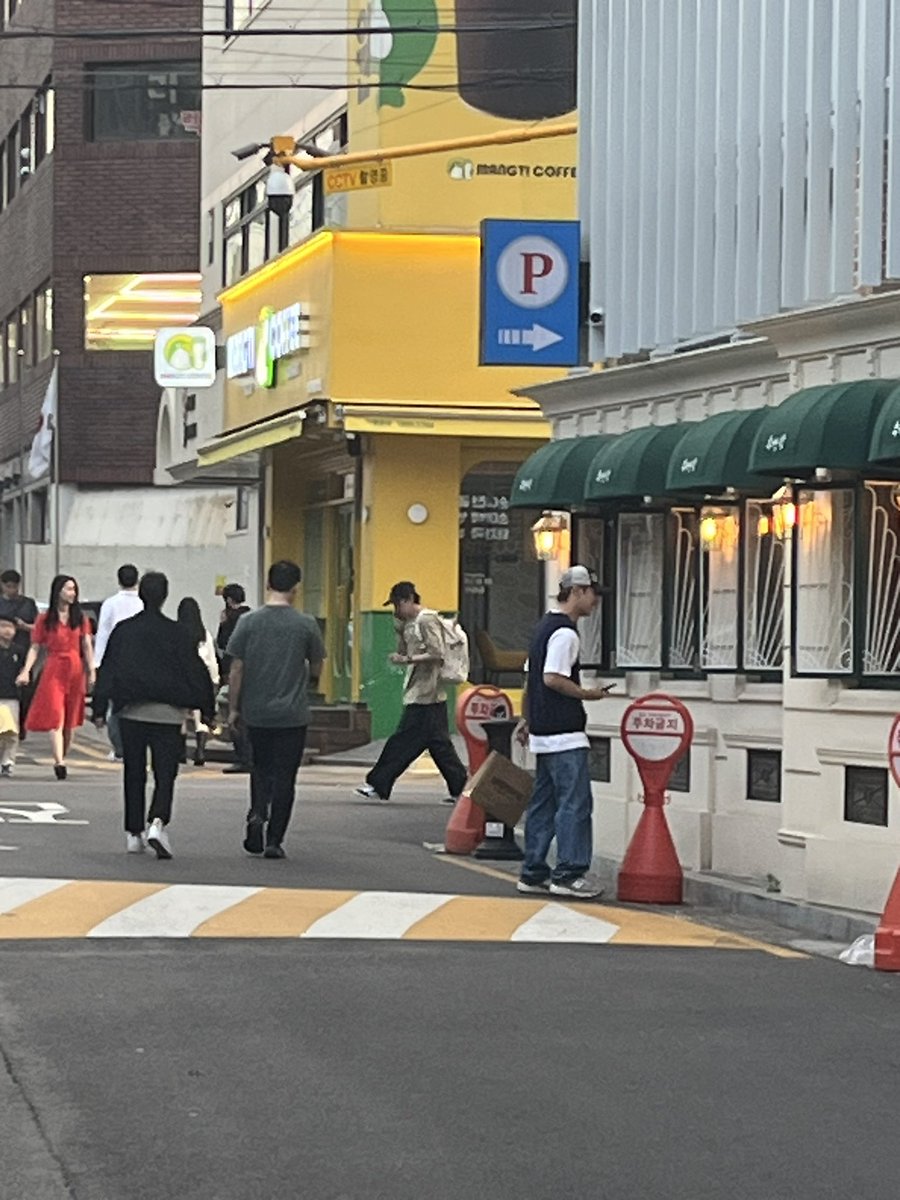 hyunsikdaily's tweet photo. LOL 🤣🤣🤣
A melody took photo of  Hyunsik who accidentally saw Eunkwang and took photo of him 🤣🤣🤣
They truly have a sitcom life 🤣

Cr. @/asdfgh371300

#LIM_HYUNSIK #임현식 #BTOB #비투비 #WIND_AND_WISH 
@BTOB_IMHYUNSIK @OFFICIALBTOB

https://t.co/e73eGpDT4L https://t.co/faQQxIxVts