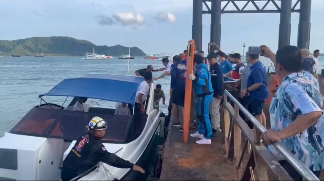 pleunpit_Ch9's tweet image. ภูเก็ตเกิดอุบัติเหตุเรือสปีดโบ๊ท ชนเข้ากับเสาสัญญาณเดินเรือห่างจากท่าเทียบเรืออ่าวฉลองภูเก็ต 700 เมตร ขณะกำลังเดินทางกลับจากเกาะพีพีกระบี่ มีนักท่องเที่ยวชาวรัสเซียบาดเจ็บ 33 คนลูกเรือไกด์และกัปตันเรือรวม 36 คนแต่ยังไม่มีรายงานผู้เสียชีวิต @TNAMCOT