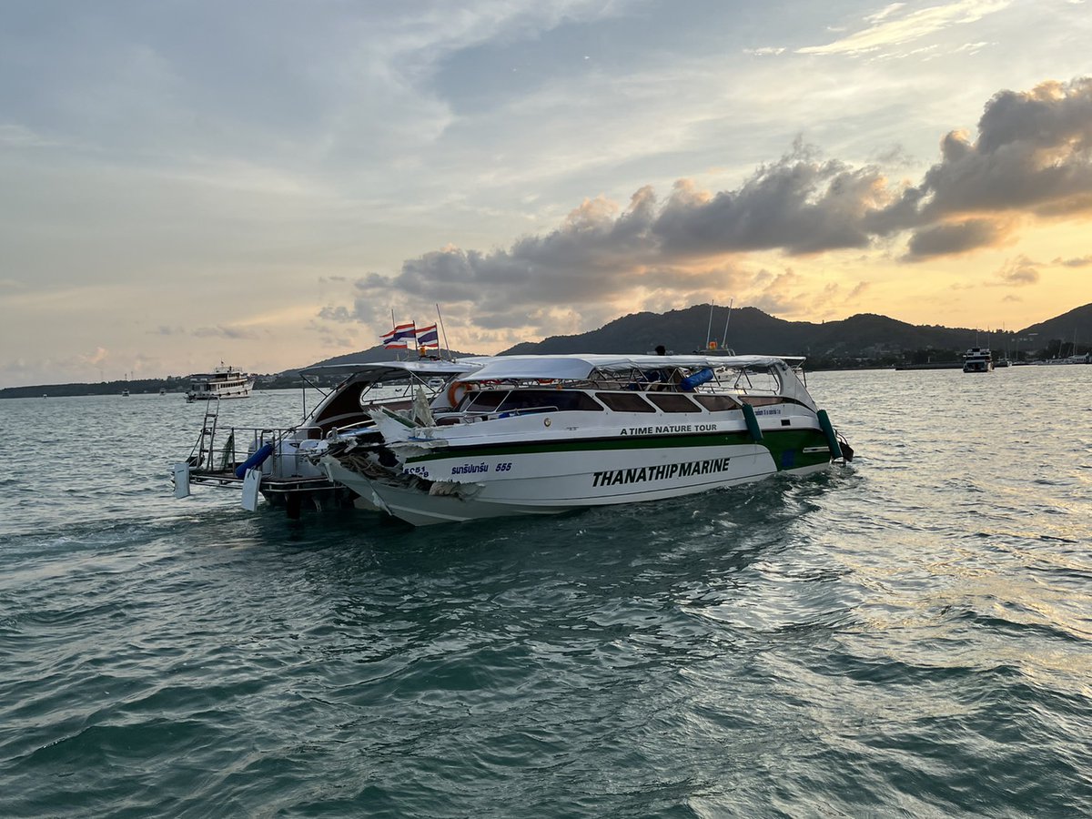 pleunpit_Ch9's tweet image. ภูเก็ตเกิดอุบัติเหตุเรือสปีดโบ๊ท ชนเข้ากับเสาสัญญาณเดินเรือห่างจากท่าเทียบเรืออ่าวฉลองภูเก็ต 700 เมตร ขณะกำลังเดินทางกลับจากเกาะพีพีกระบี่ มีนักท่องเที่ยวชาวรัสเซียบาดเจ็บ 33 คนลูกเรือไกด์และกัปตันเรือรวม 36 คนแต่ยังไม่มีรายงานผู้เสียชีวิต @TNAMCOT