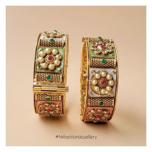 Adding a pop of color to any outfit with these meenakari bangles 📷. . . 

#meenakarijewellery #bangles #antiquejewelry #kadabangles