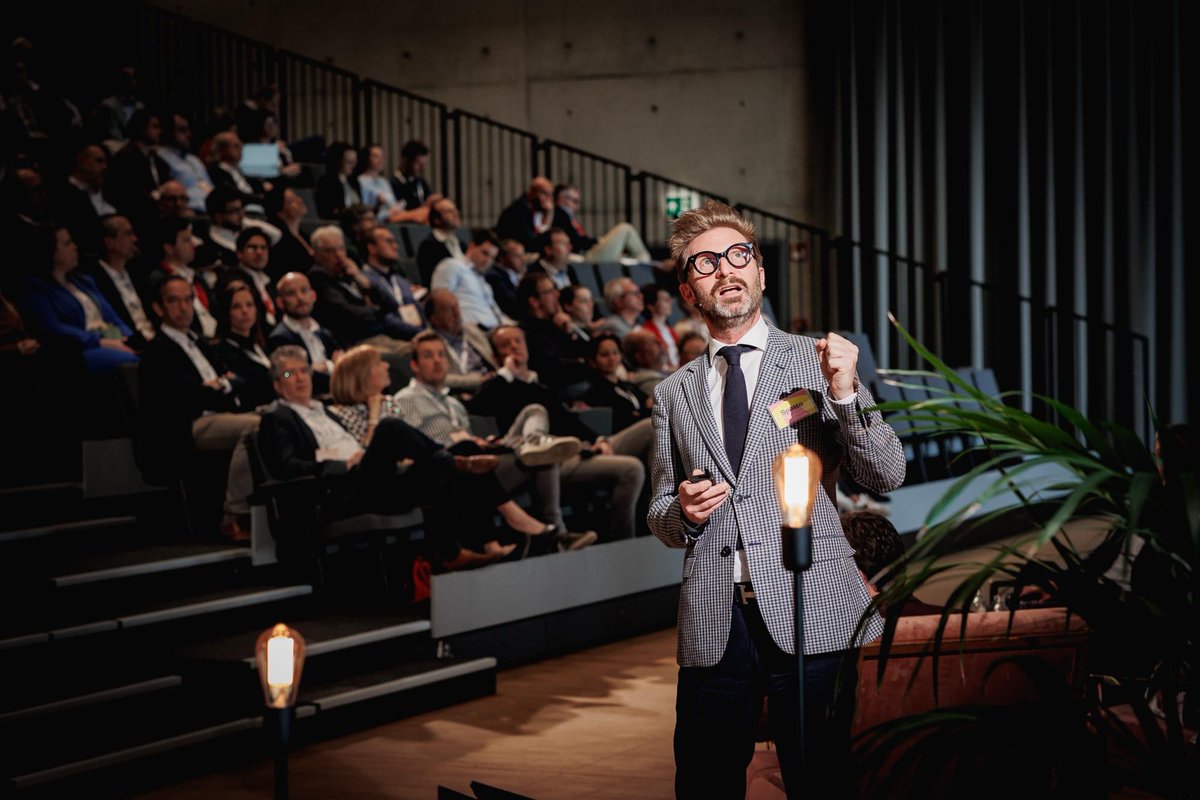 WernerViaene's tweet photo. TB: Spotto op het Syndiccongres op 11/5. Je zou kunnen zeggen: hier brandt de lamp. https://t.co/8Le8EbqSCV