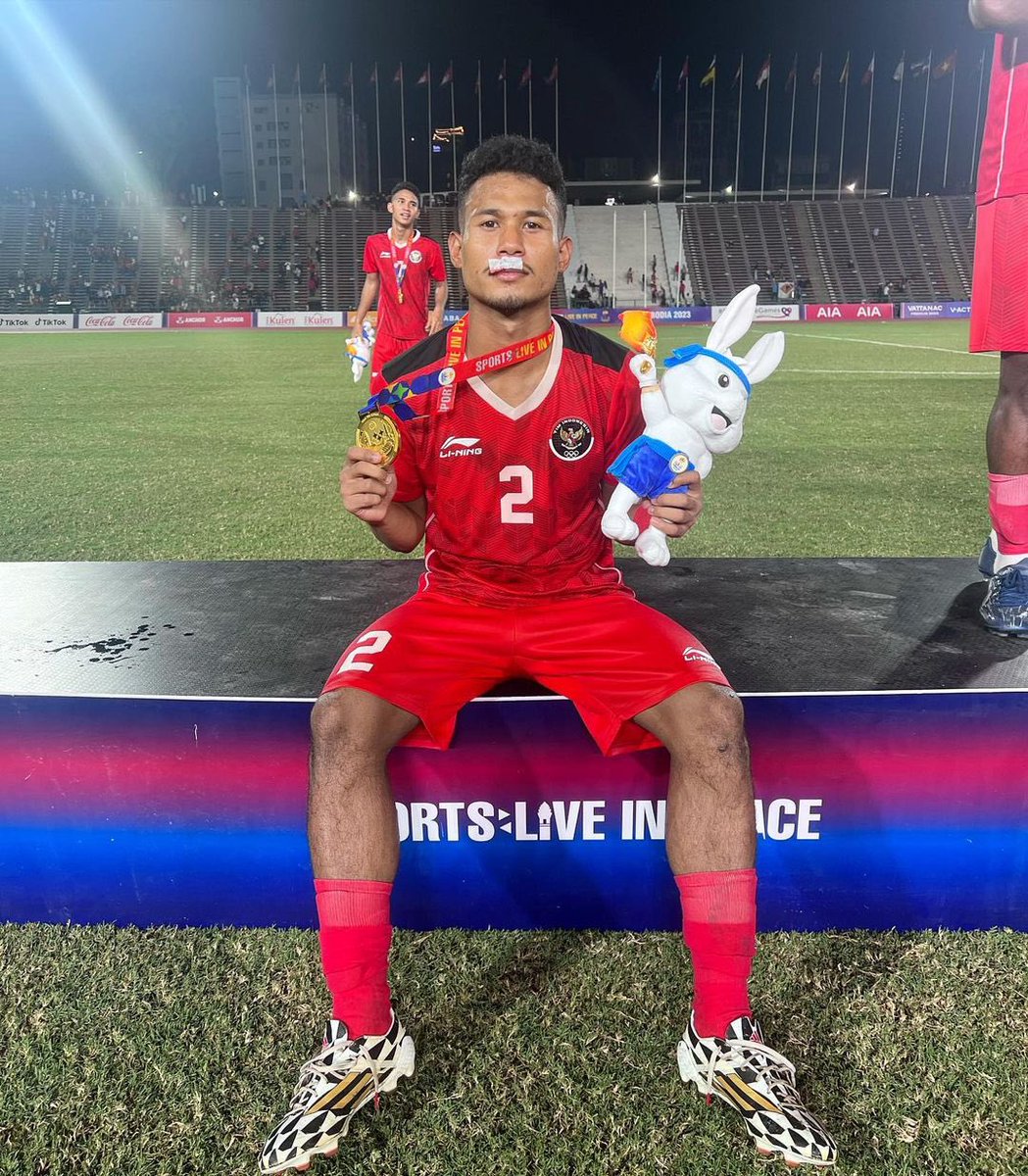 FaktaSepakbola's tweet photo. TW/BLOOD 🩸⚠️

Tweet Apresiasi kepada Bagas Kaffa, bermain full 120 menit di final dan sempat berdarah di bagian bibir.

Bagas Kaffa mendapat sikutan dari pemain Thailand, Anan Yodsangawal. Namun setelah mendapat perawatan Bagas Kaffa tetap melanjutkan hingga peluit panjang berbunyi dan membantu Timnas Indonesia meraih Medali Emas setelah 32 tahun lamanya. A True Warrior!⚔️🇮🇩🥇

What a player @bagaskaffa2!🧱