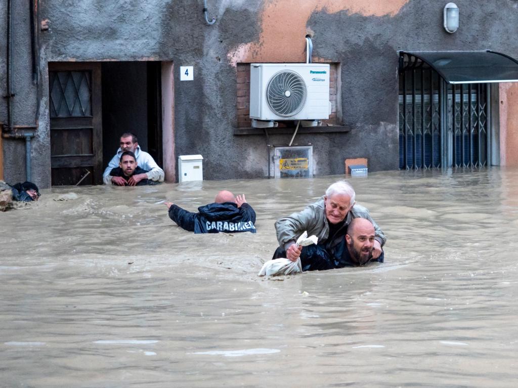 MinisteroDifesa's tweet photo. #Maltempo EmiliaRomagna/Marche
Mezzi e tecnologie #Difesa in campo da subito per supportare la popolazione civile ma è sempre il personale a fare la differenza. 
Min @GuidoCrosetto costantemente aggiornato da sala operativa COVI.
📷Stefano Tedioli - @qn_carlino per @_Carabinieri_ https://t.co/3DxMU3XE5B