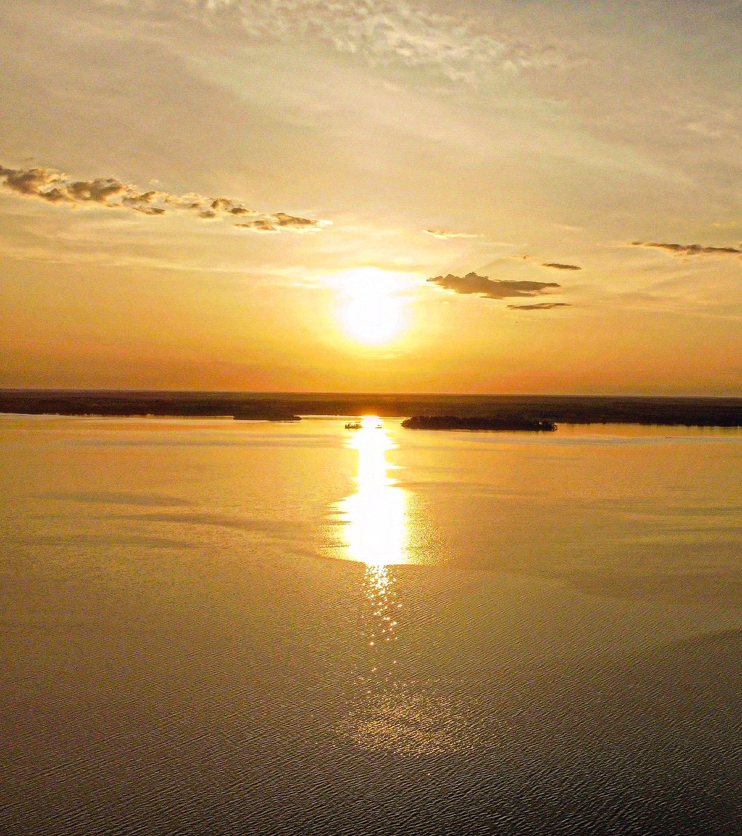 📍Lake Couchiching 🇨🇦 
#shotondji #djishooter #dronephotography #canadiandrone 
#djiphotography #dronephotography
#droneoftheday #dronedaily #skypixel
#droneshots #skybangerz #droneglobe
#womenwhodrone #aerialphotography #dronesunrise #sunrise