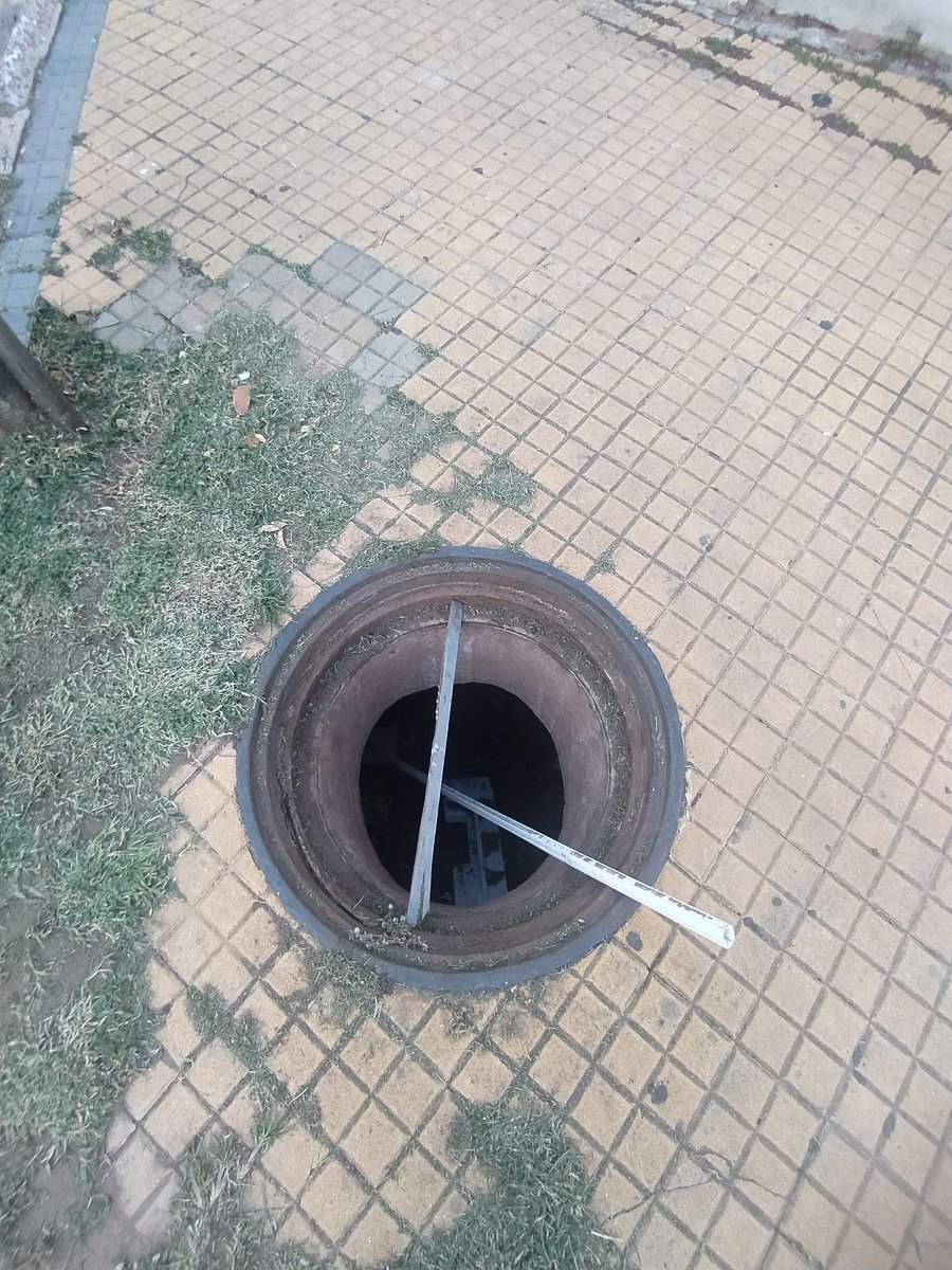 GabsRuff's tweet photo. Este registro abierto en medio de la vereda es un peligro, un peatón distraído o una persona con discapacidad visual no la cuenta.
Está ubicado en Padre Cardozo esq. Maneco Galeano. Está en esas condiciones hace más de un mes. 
@AsuncionMuni @nenechopy @essapsa https://t.co/jW4ywIQrZ0