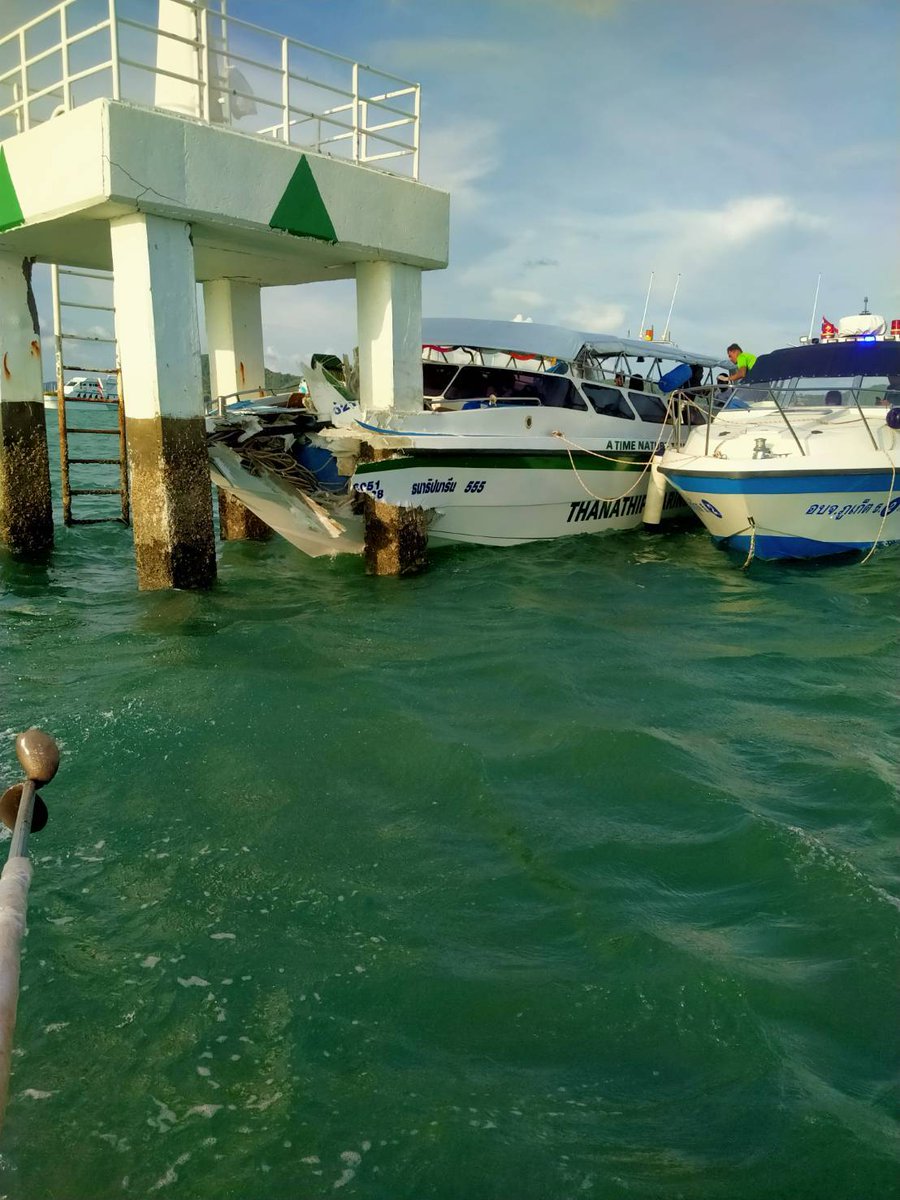 pleunpit_Ch9's tweet image. ภูเก็ต ภาพเรือสปีดโบ๊ทธารทิพย์ 555 ชนเข้ากับเสาสัญญาณเดินเรือขณะนำนักท่องเที่ยวกลับจากเกาะพีพี ห่างจากท่าเทียบเรืออ่าวฉลองราว 700 เมตรนักท่องเที่ยวบาดเจ็บยกลำในจำนวนนี้เป็นนทท.รัสเซีย 33 คนที่เหลือเป็นคนไทยอีก 3 คน ทั้งหมดถูกนำตัวส่งโรงพยาบาลแล้ว @TNAMCOT