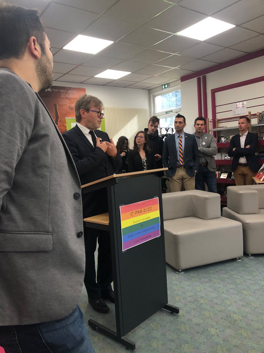 curie_lycee's tweet photo. Au lycée Marie Curie 
@curie_lycee, des élèves  #CVL fiers de recevoir M. Le Recteur
@OlivierFaron et le Vice-président de la Région #GrandEst 
dans le cadre de la journée mondiale de lutte contre les #LGBTQIA https://t.co/Im5Py1bBmT