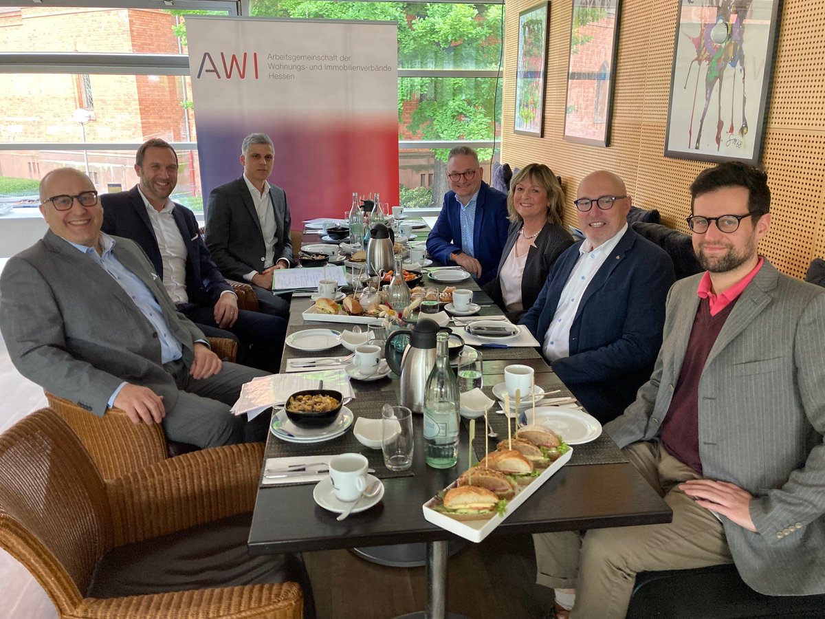 Polit-Talk: Die hessische Wohnungswirtschaft – <a href="/ATausendpfund/">Axel Tausendpfund</a>, Gerald Lipka und Younes Ehrhardt – sprach mit Jörg Michael Müller (CDU), <a href="/ElkeBarth_MdL/">Elke Barth</a> (SPD), <a href="/OStirboeck/">Oliver Stirböck</a> (FDP) und Jan Fröhlich (Grüne) über bezahlbaren Klimaschutz, Förderung, Neubau uvm. Danke für den Austausch!