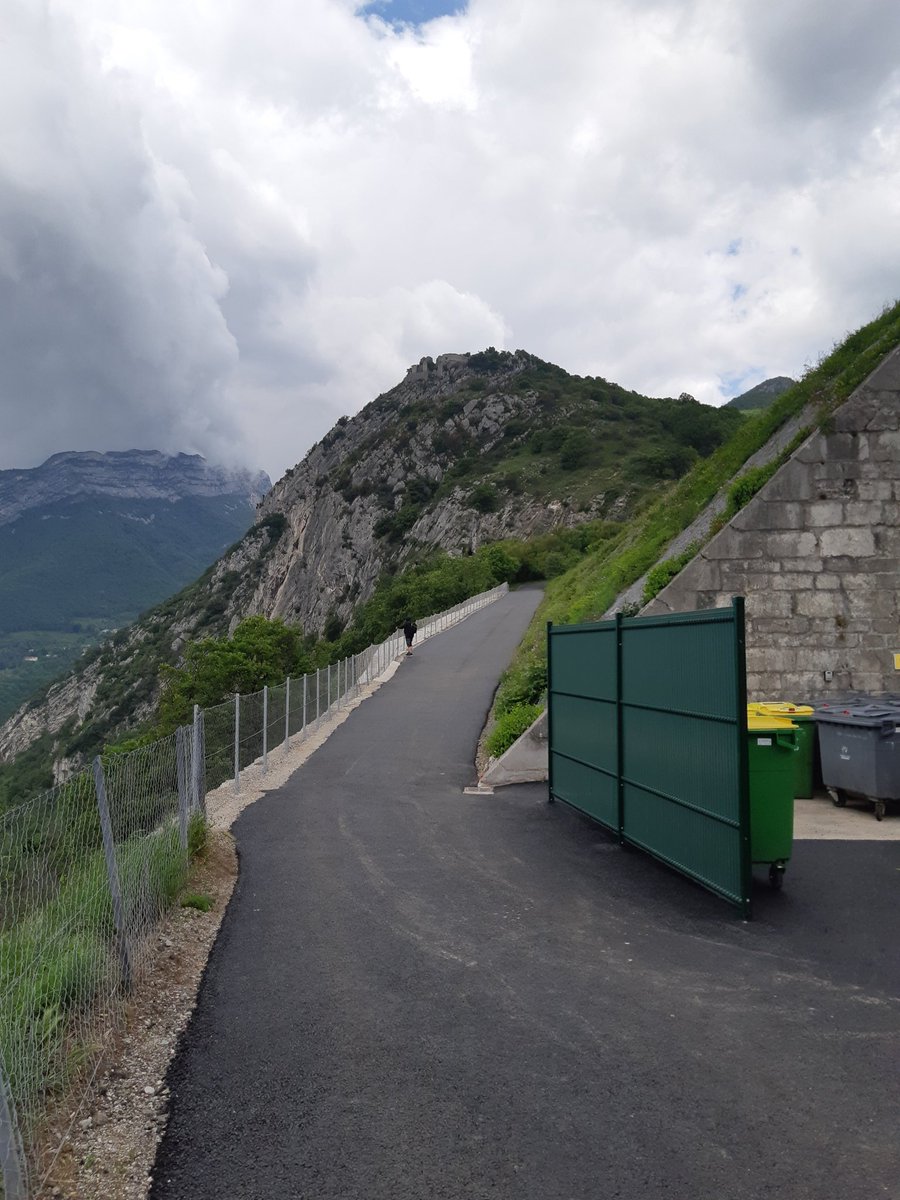 Superbe enrobé neuf sur la Bastille...
Qui m'interpelle sur 2 points: 
- dépense publique ? (Je connais quelques rues qui auraient pu passer avant...)
- perméabilité des sols ? Ça aurait pu être l'occasion de mettre un revêtement perméable ... 
<a href="/VilledeGrenoble/">Ville de Grenoble</a>, des indices ?