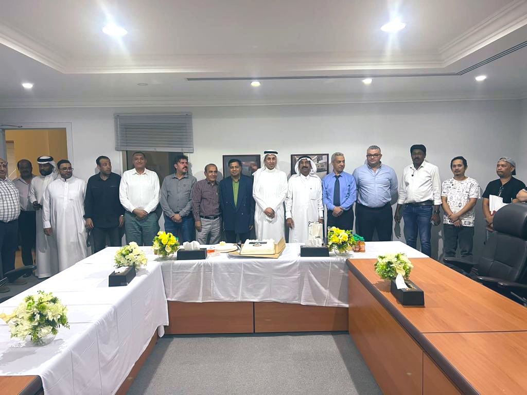 ahdaf_holding's tweet photo. احتفلت مجموعة شركات الحسين والعفالق بتكريم الموظف/ محمد ظفر اسلام عن خدمة ٢٨ عاما بإدارة تقنية المعلومات ، مع تمنياتنا له بالتوفيق والنجاح 
#اهداف_القابضة https://t.co/Zl89ouE47O