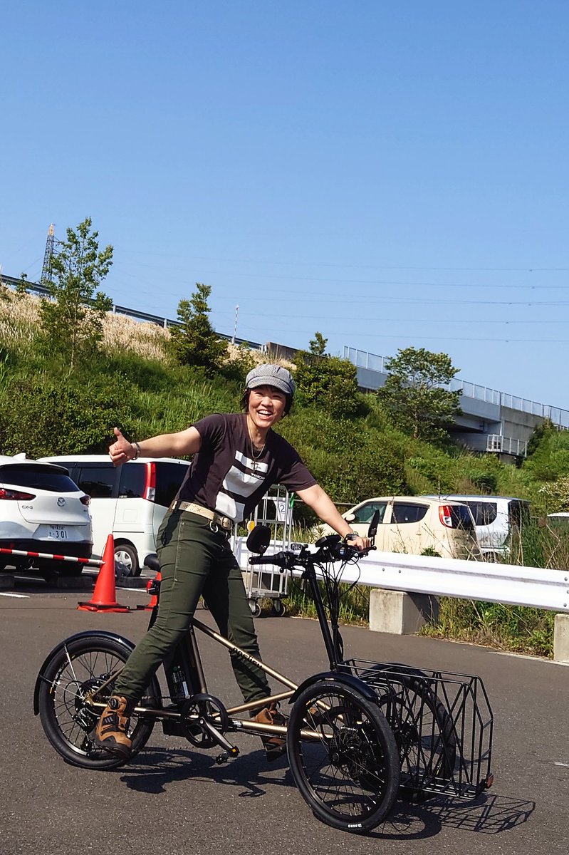 yukky_rt's tweet photo. カワサキ 新型 #エリミネーター の試乗会で #ノスリス にも乗ってきました😊
モーターサイクルの乗り方が染み付いている身体には前2輪の3輪車は手強かった😅
新しい乗り味ですが、重い荷物を積んでもふらつくことなく安定して走ることができ、駐車場問題がクリアできれば新たなる選択肢になるかも。 https://t.co/SI5twp5EFX