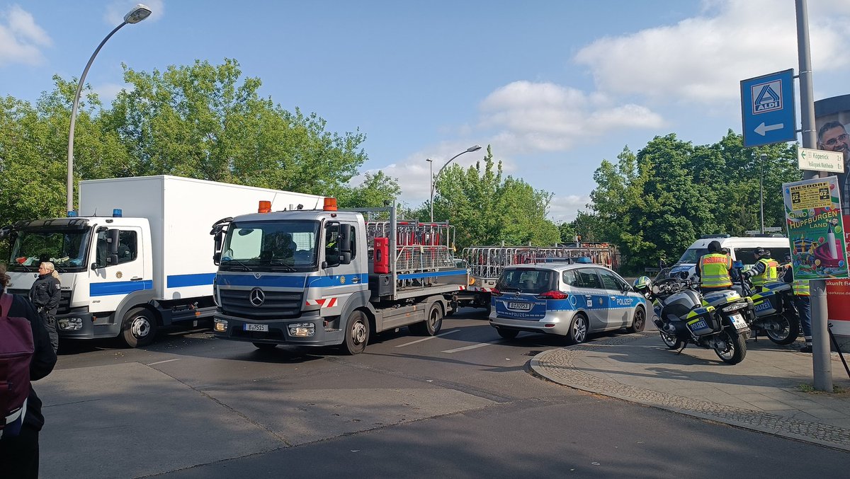 ende_gelande's tweet photo. 🤯Any kind of proxy-assemblies are prohibited until September (!!)

The #CO2ps bring more and more materials to enforce the eviction

However, tree-house structures are still up, only ground structures have been cleared

#NoJusticeNoPeace
#AllCarsAreBarricades https://t.co/ef7jz3VAey