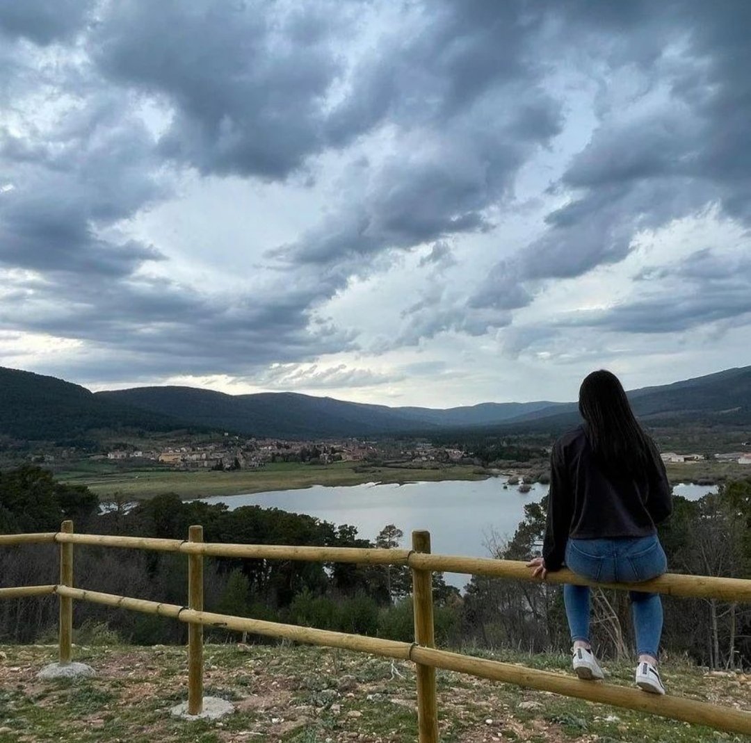 ¡Un mirador ideal con vistas a Vinuesa y al Pantano de la Cuerda del Pozo!
Es el observatorio de aves que encontrarás en el camino que se dirige hasta La Muedra.
📸 <a href="/_/">Why Hello There</a>.lallanita._

#vinuesa  #soria #turismo  #castillayleon #naturaleza <a href="/CyLesVida/">Turismo Castilla y León</a> #turismorural