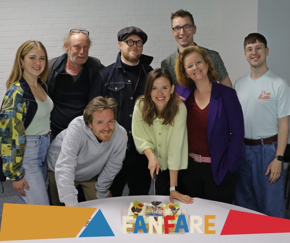 EERSTE SCRIPTLEZING🤩

Gisteren kwam voor het eerst de cast en crew samen van theaterspektakel fanfare. Een feestelijke moment waarbij het script meteen al tot leven komt!
We kijken uit naar de komende repetities!

theaterspektakelfanfare.nl