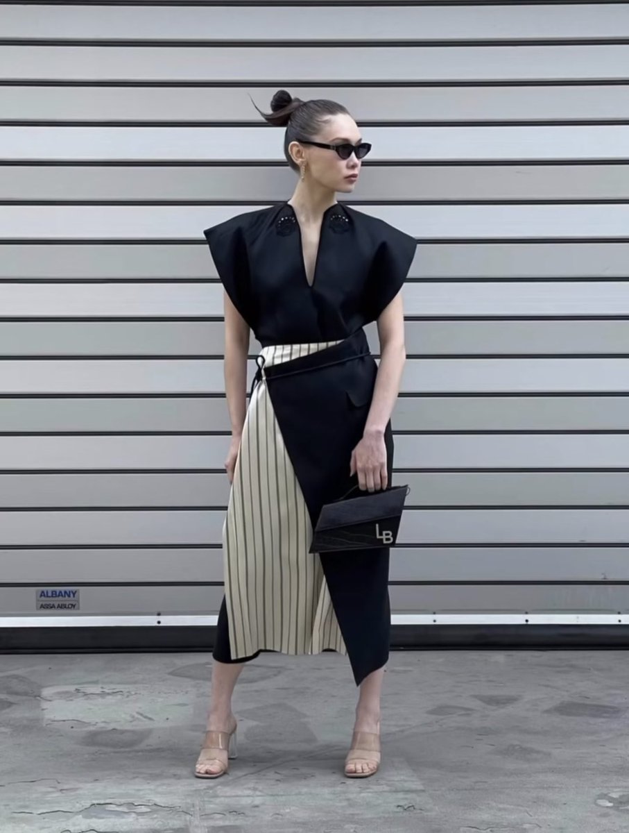 Linabrax's tweet image. Vega is the most luminous star in the northern constellation Lyra, and the fifth brightest star in the night sky.
Our Vega bag represents the star’s asymmetry and its exceptional celestial qualities.